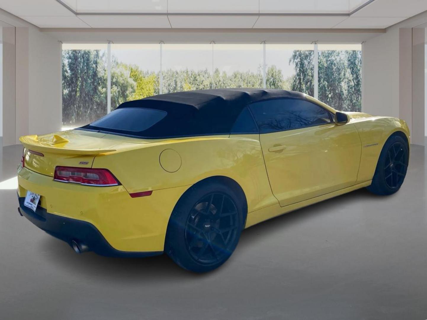 2015 YELLOW CHEVROLET CAMARO 2SS (2G1FK3DJXF9) with an 6.2L engine, Automatic transmission, located at 908 SE 14th Street, Des Moines, IA, 50317, (515) 281-0330, 41.580303, -93.597046 - Photo#2