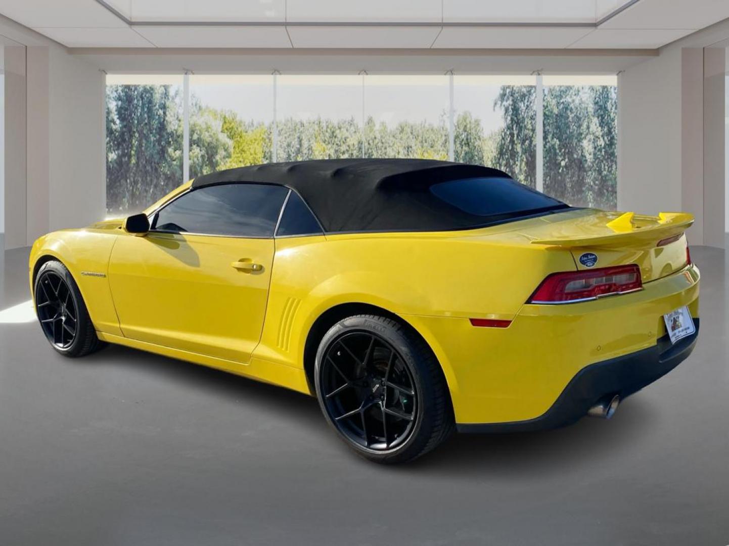 2015 YELLOW CHEVROLET CAMARO 2SS (2G1FK3DJXF9) with an 6.2L engine, Automatic transmission, located at 908 SE 14th Street, Des Moines, IA, 50317, (515) 281-0330, 41.580303, -93.597046 - Photo#4