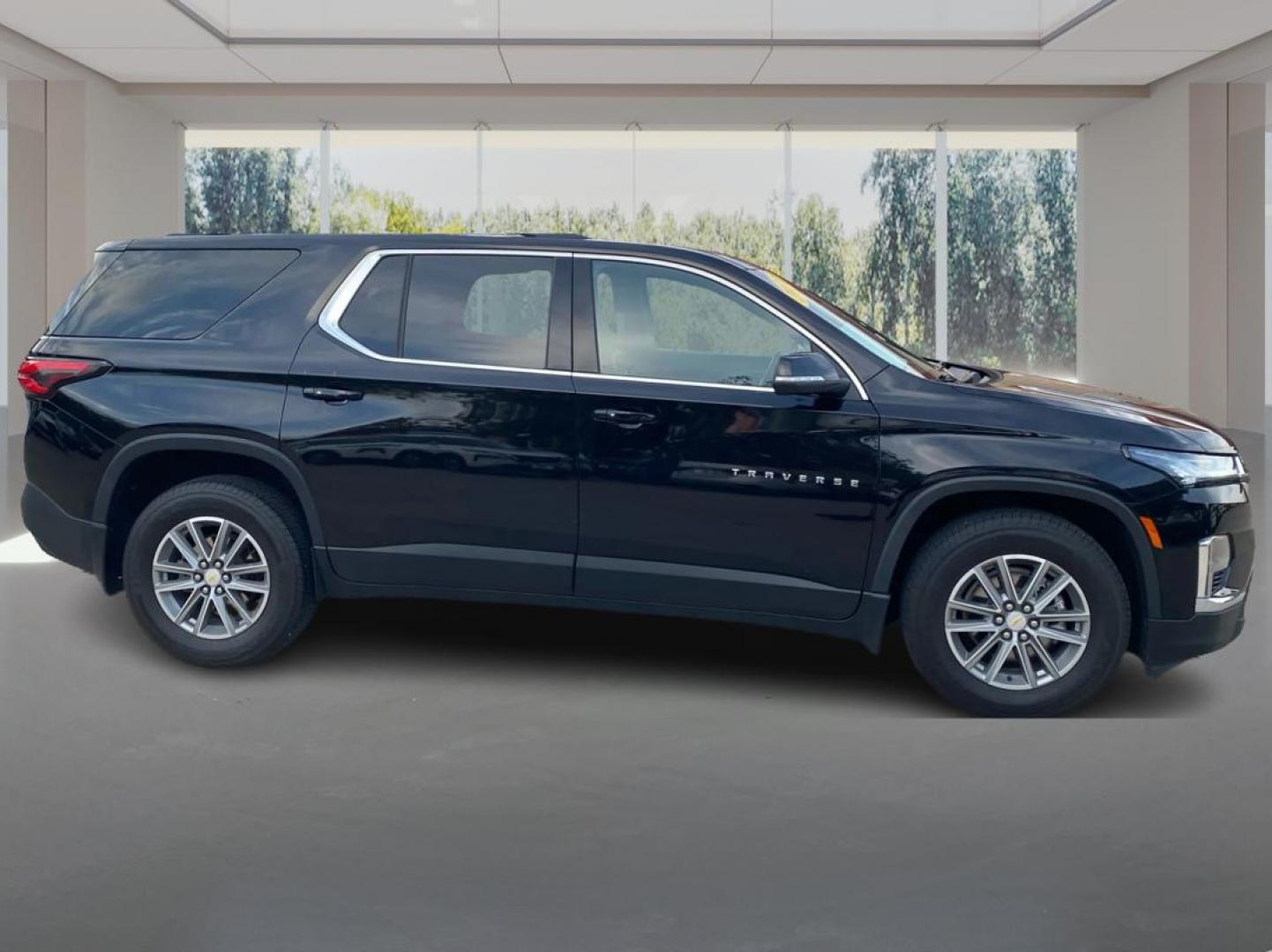 2022 BLACK CHEVROLET TRAVERSE LT (1GNEVHKWXNJ) with an 3.6L engine, Automatic transmission, located at 908 SE 14th Street, Des Moines, IA, 50317, (515) 281-0330, 41.580303, -93.597046 - Photo#1