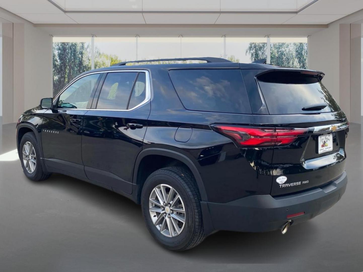2022 BLACK CHEVROLET TRAVERSE LT (1GNEVHKWXNJ) with an 3.6L engine, Automatic transmission, located at 908 SE 14th Street, Des Moines, IA, 50317, (515) 281-0330, 41.580303, -93.597046 - Photo#4