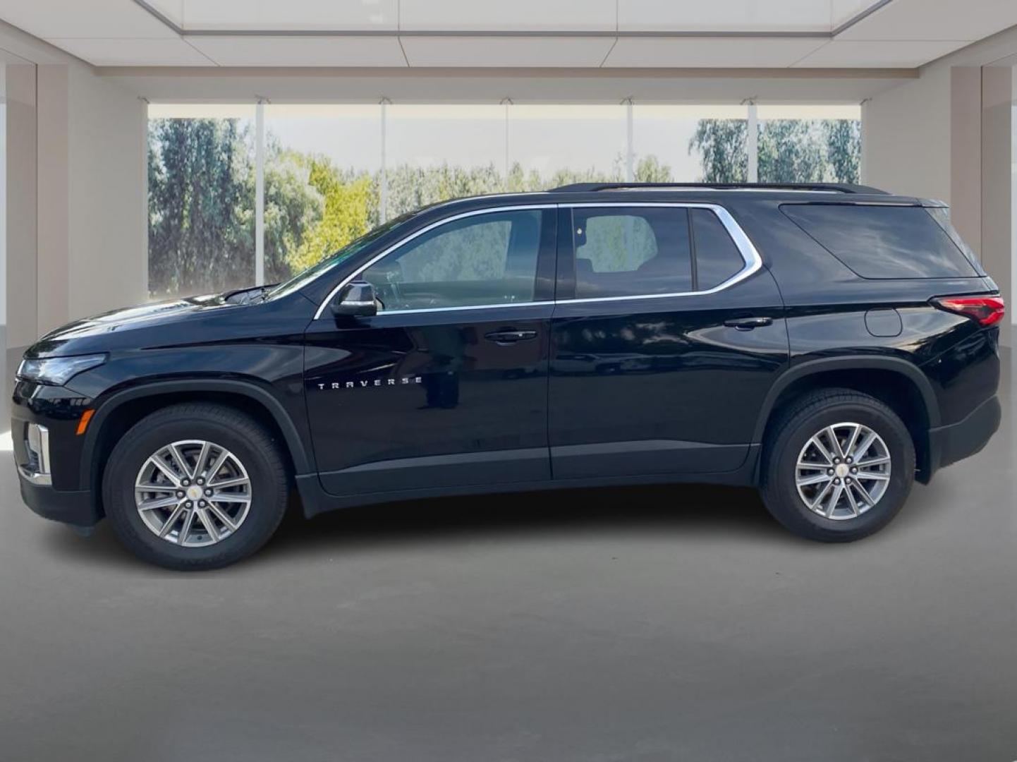 2022 BLACK CHEVROLET TRAVERSE LT (1GNEVHKWXNJ) with an 3.6L engine, Automatic transmission, located at 908 SE 14th Street, Des Moines, IA, 50317, (515) 281-0330, 41.580303, -93.597046 - Photo#5