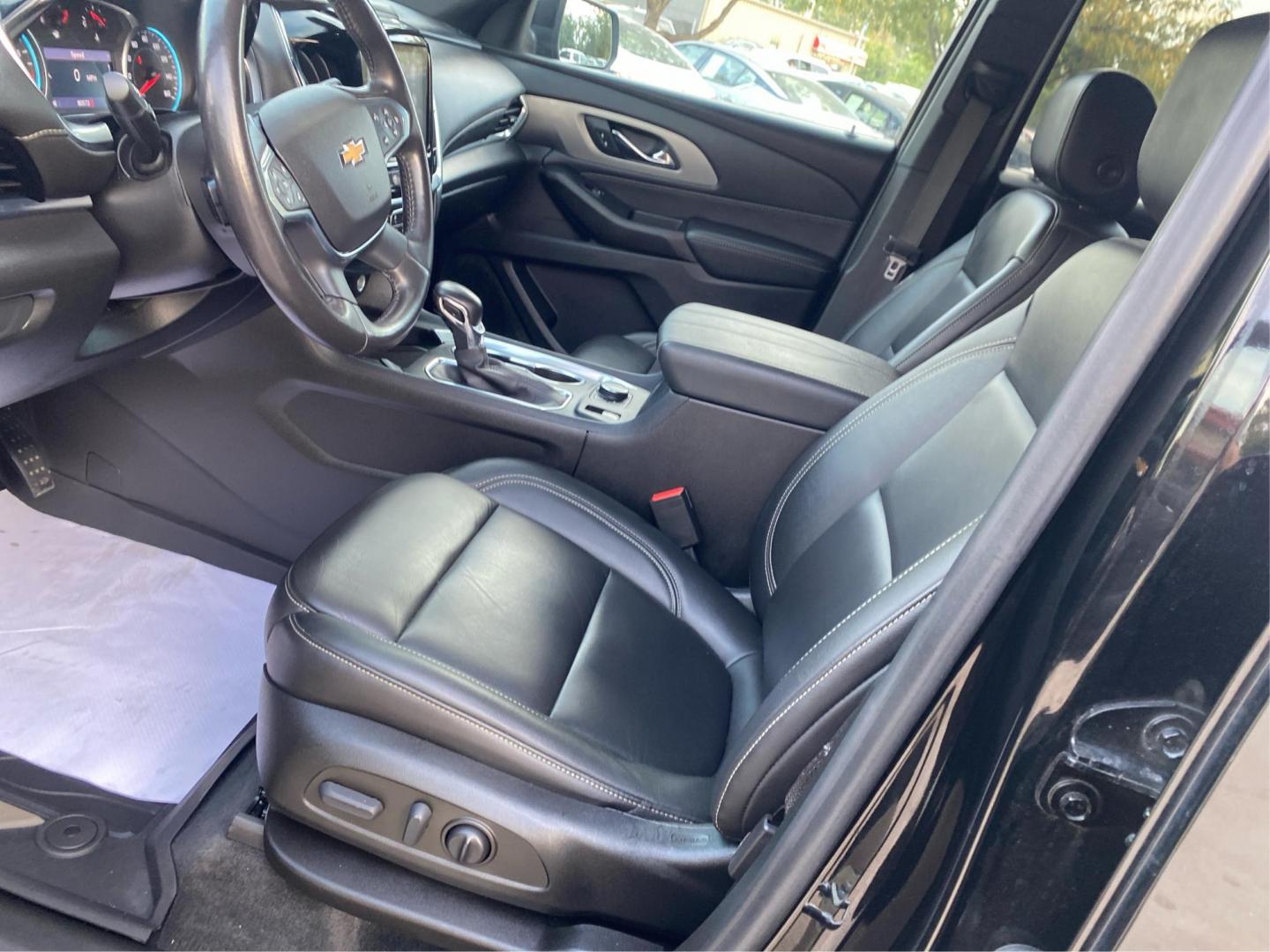 2022 BLACK CHEVROLET TRAVERSE LT (1GNEVHKWXNJ) with an 3.6L engine, Automatic transmission, located at 908 SE 14th Street, Des Moines, IA, 50317, (515) 281-0330, 41.580303, -93.597046 - Photo#8