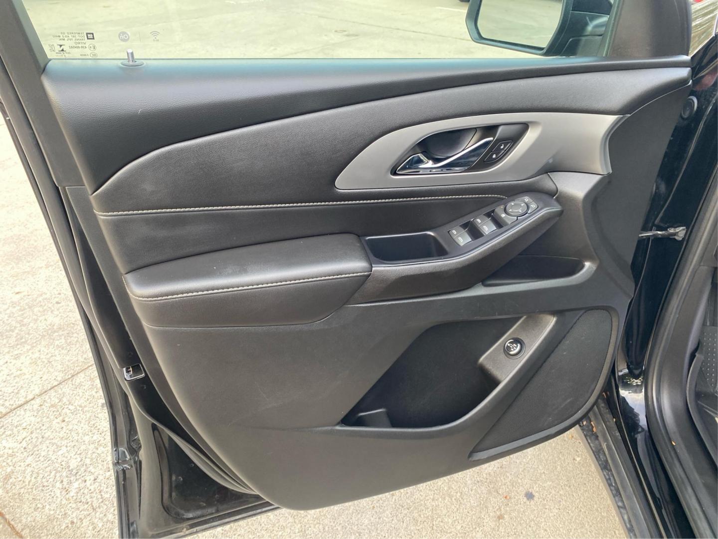 2022 BLACK CHEVROLET TRAVERSE LT (1GNEVHKWXNJ) with an 3.6L engine, Automatic transmission, located at 908 SE 14th Street, Des Moines, IA, 50317, (515) 281-0330, 41.580303, -93.597046 - Photo#19