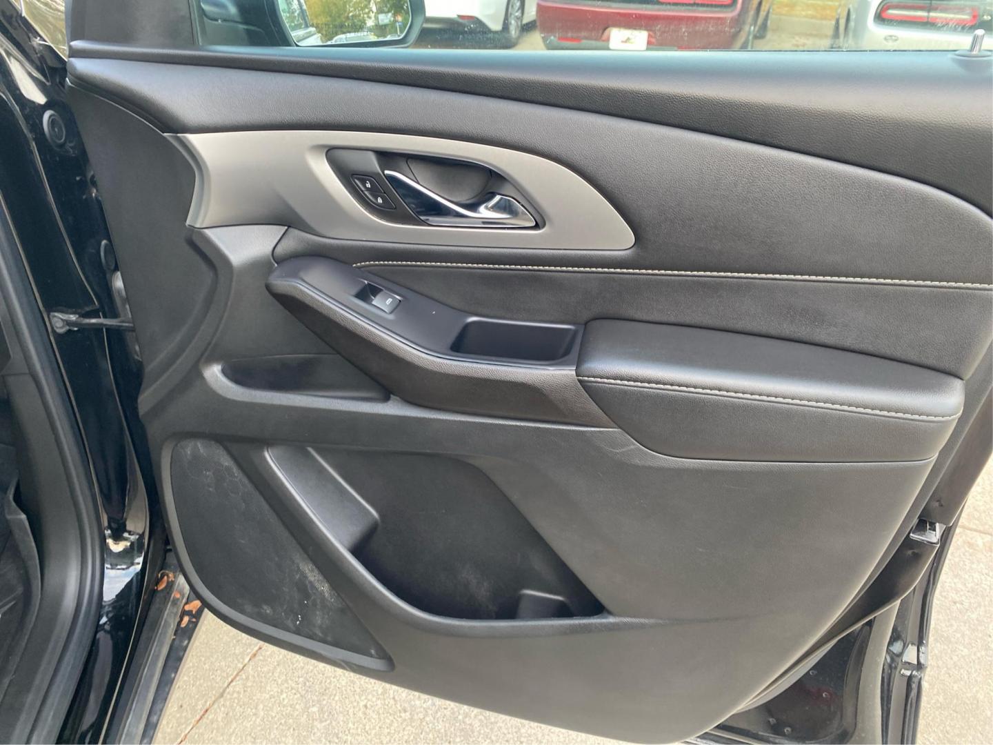 2022 BLACK CHEVROLET TRAVERSE LT (1GNEVHKWXNJ) with an 3.6L engine, Automatic transmission, located at 908 SE 14th Street, Des Moines, IA, 50317, (515) 281-0330, 41.580303, -93.597046 - Photo#20