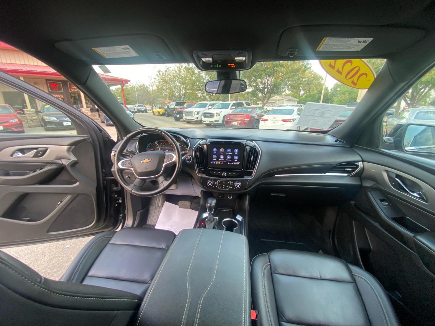 2022 BLACK CHEVROLET TRAVERSE LT (1GNEVHKWXNJ) with an 3.6L engine, Automatic transmission, located at 908 SE 14th Street, Des Moines, IA, 50317, (515) 281-0330, 41.580303, -93.597046 - Photo#21