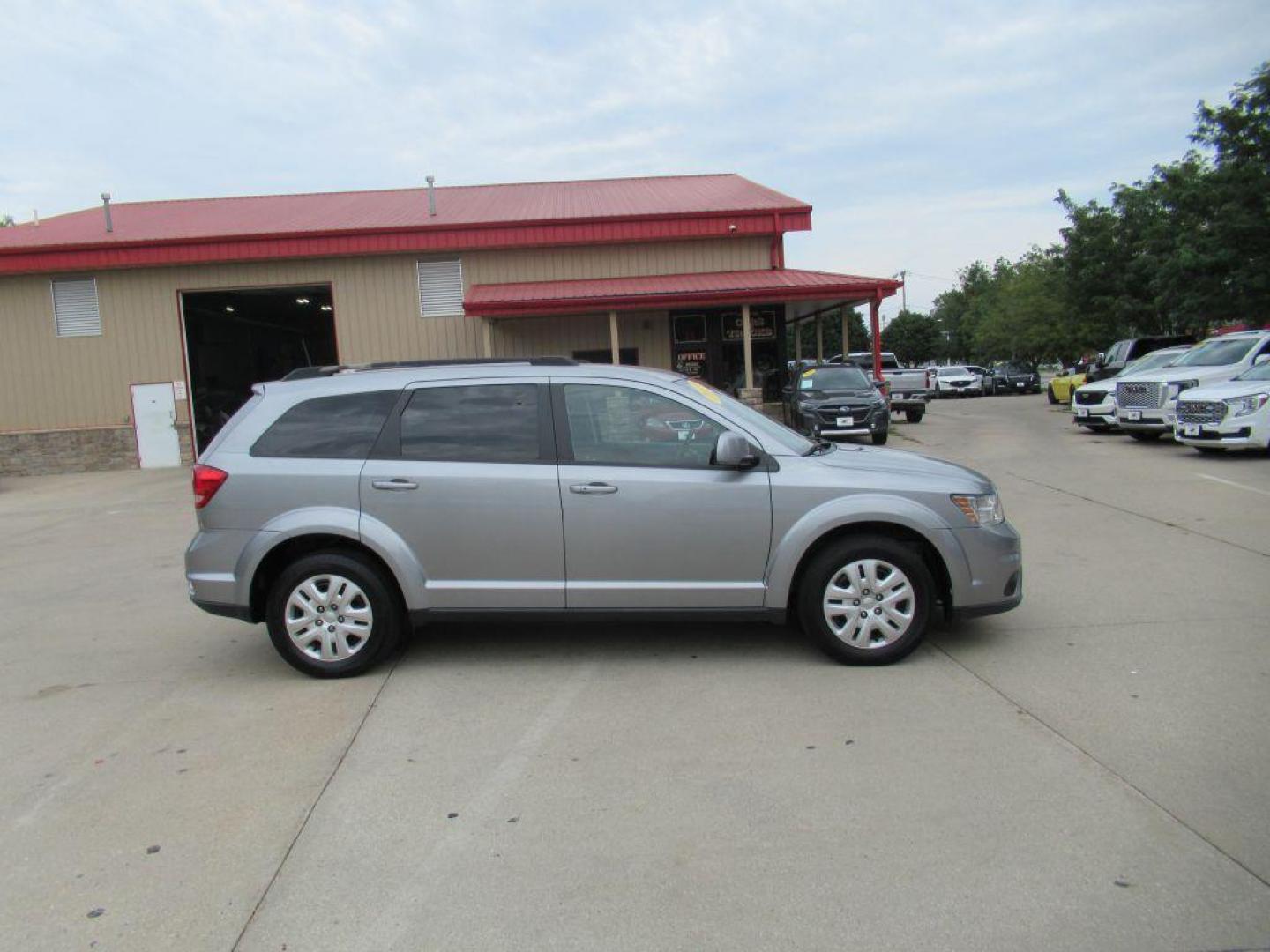 2019 SILVER DODGE JOURNEY SE (3C4PDCBB8KT) with an 2.4L engine, Automatic transmission, located at 908 SE 14th Street, Des Moines, IA, 50317, (515) 281-0330, 41.580303, -93.597046 - Photo#3