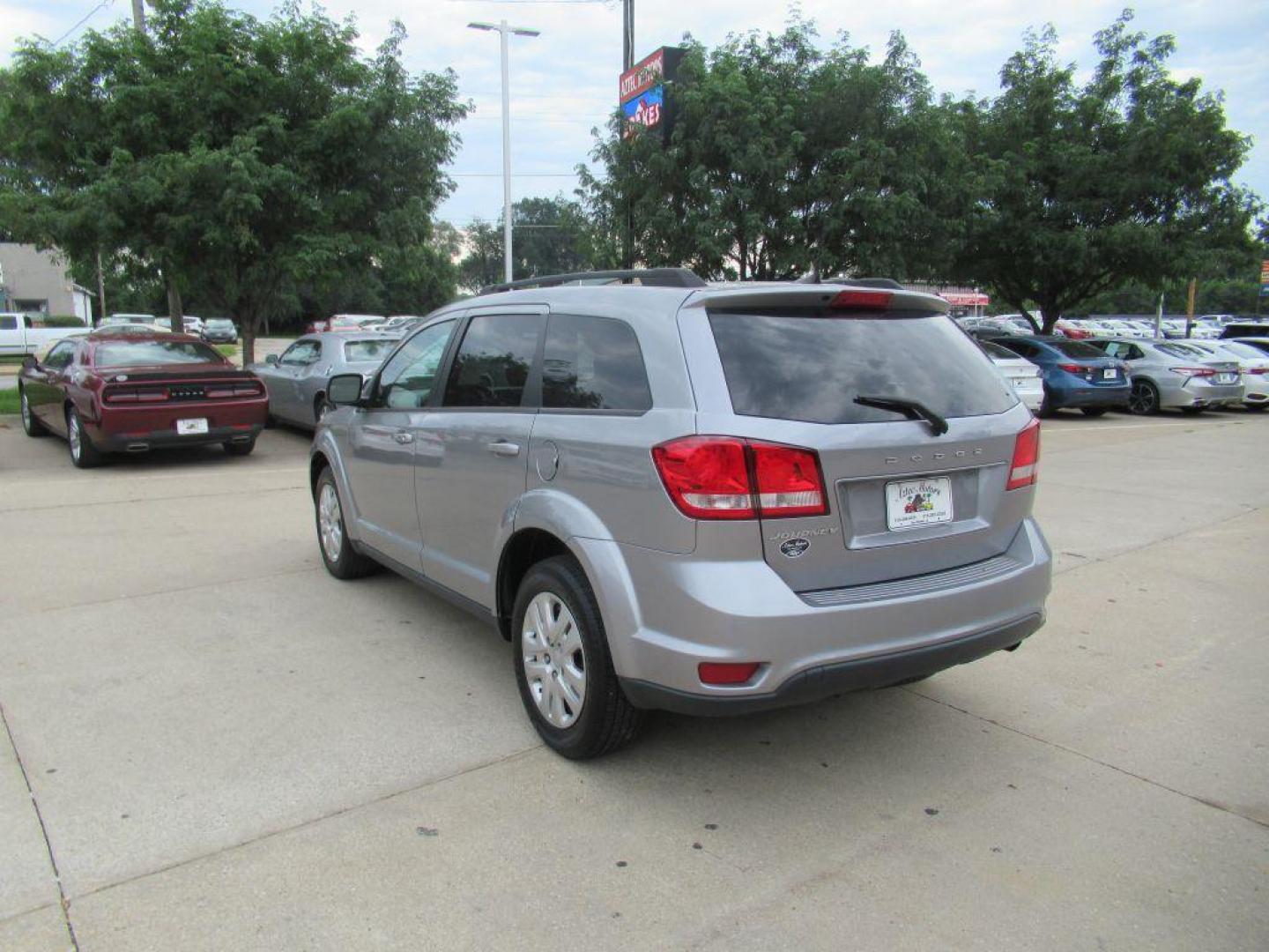 2019 SILVER DODGE JOURNEY SE (3C4PDCBB8KT) with an 2.4L engine, Automatic transmission, located at 908 SE 14th Street, Des Moines, IA, 50317, (515) 281-0330, 41.580303, -93.597046 - Photo#6