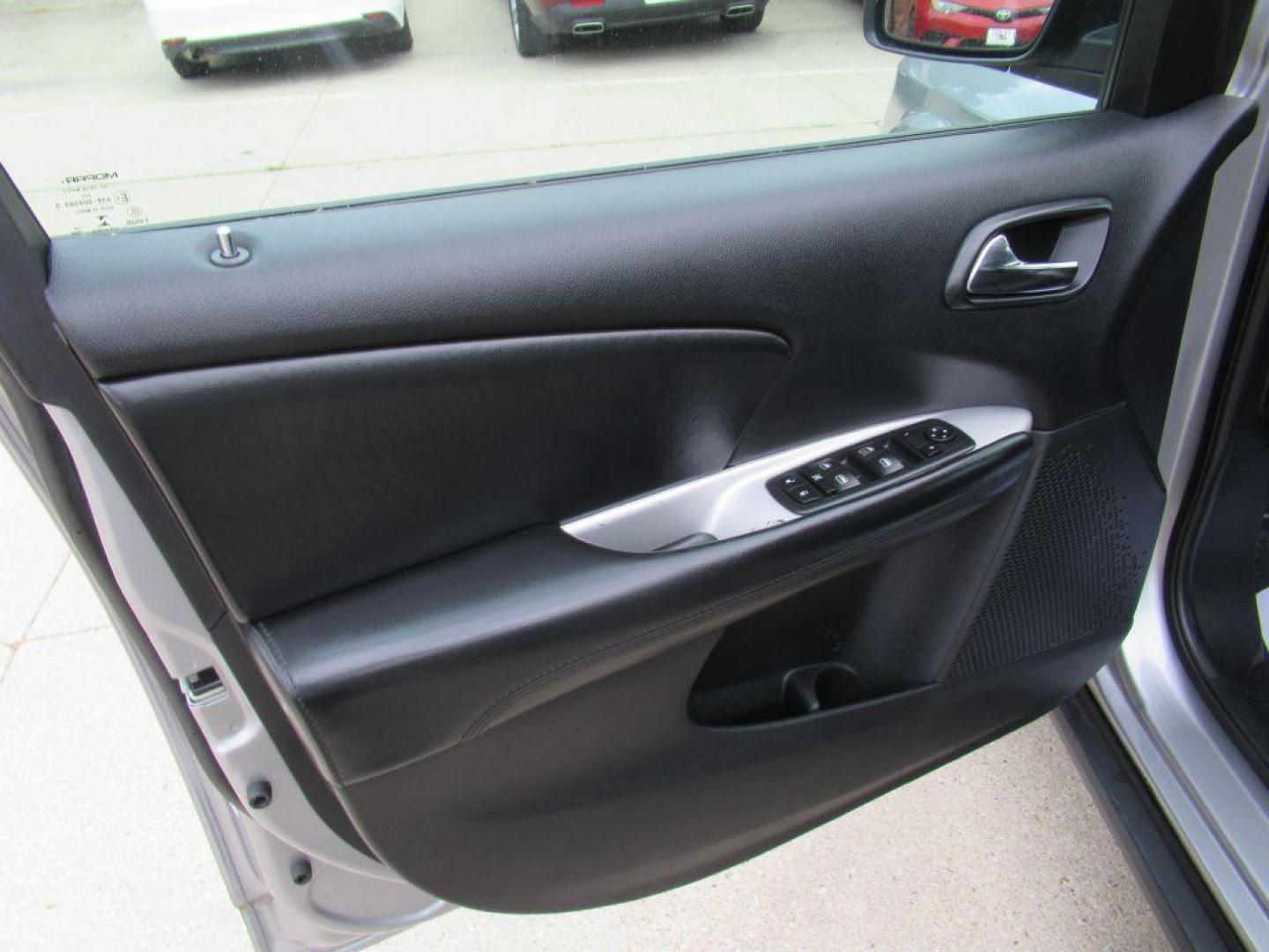 2019 SILVER DODGE JOURNEY SE (3C4PDCBB8KT) with an 2.4L engine, Automatic transmission, located at 908 SE 14th Street, Des Moines, IA, 50317, (515) 281-0330, 41.580303, -93.597046 - Photo#9