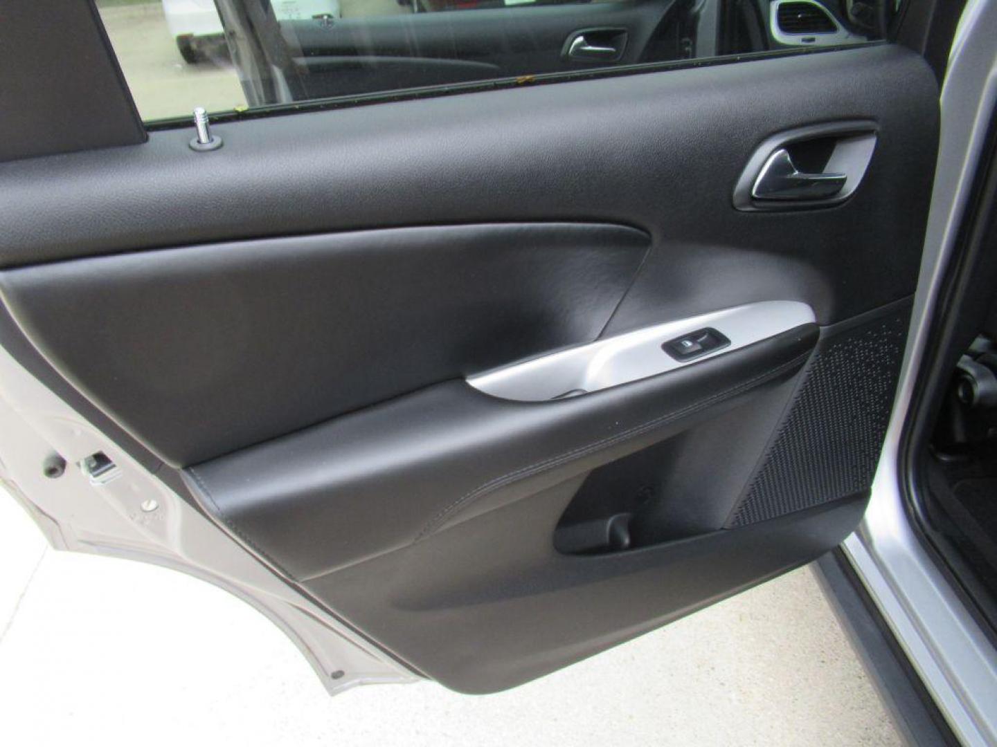 2019 SILVER DODGE JOURNEY SE (3C4PDCBB8KT) with an 2.4L engine, Automatic transmission, located at 908 SE 14th Street, Des Moines, IA, 50317, (515) 281-0330, 41.580303, -93.597046 - Photo#10
