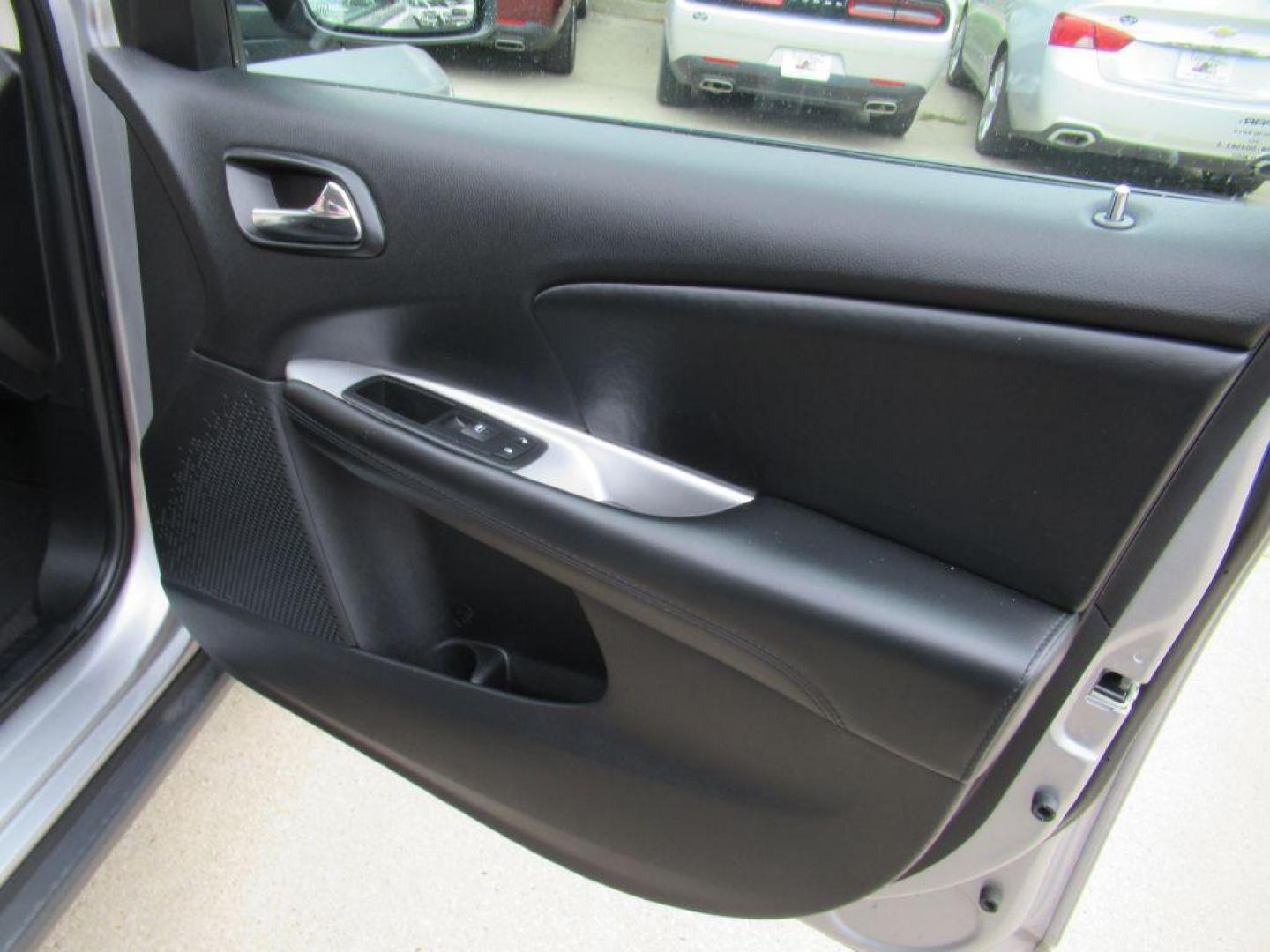 2019 SILVER DODGE JOURNEY SE (3C4PDCBB8KT) with an 2.4L engine, Automatic transmission, located at 908 SE 14th Street, Des Moines, IA, 50317, (515) 281-0330, 41.580303, -93.597046 - Photo#12
