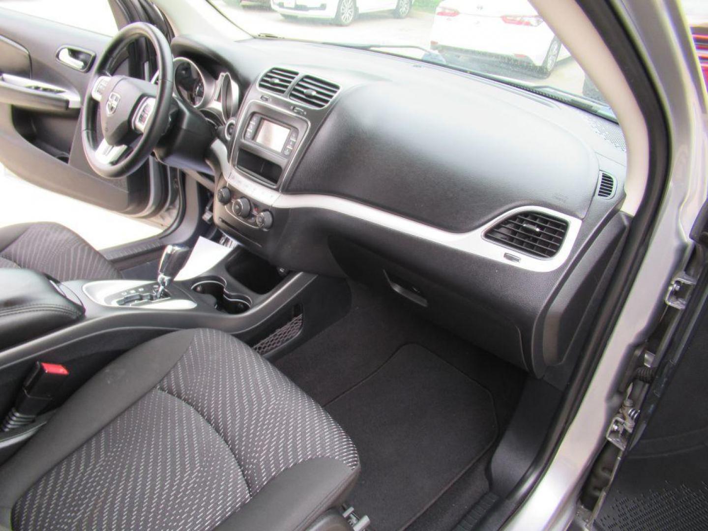 2019 SILVER DODGE JOURNEY SE (3C4PDCBB8KT) with an 2.4L engine, Automatic transmission, located at 908 SE 14th Street, Des Moines, IA, 50317, (515) 281-0330, 41.580303, -93.597046 - Photo#13