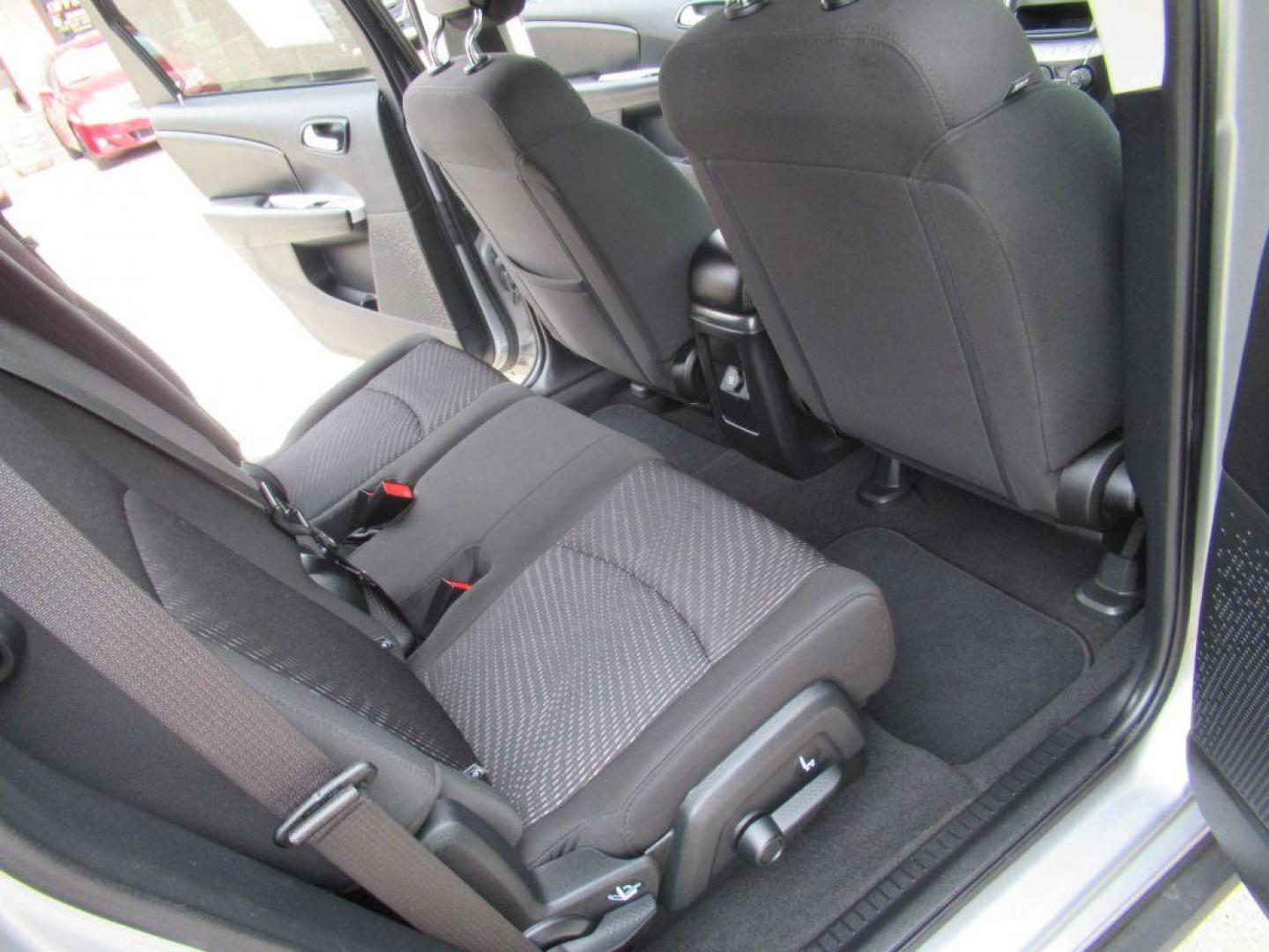 2019 SILVER DODGE JOURNEY SE (3C4PDCBB8KT) with an 2.4L engine, Automatic transmission, located at 908 SE 14th Street, Des Moines, IA, 50317, (515) 281-0330, 41.580303, -93.597046 - Photo#14