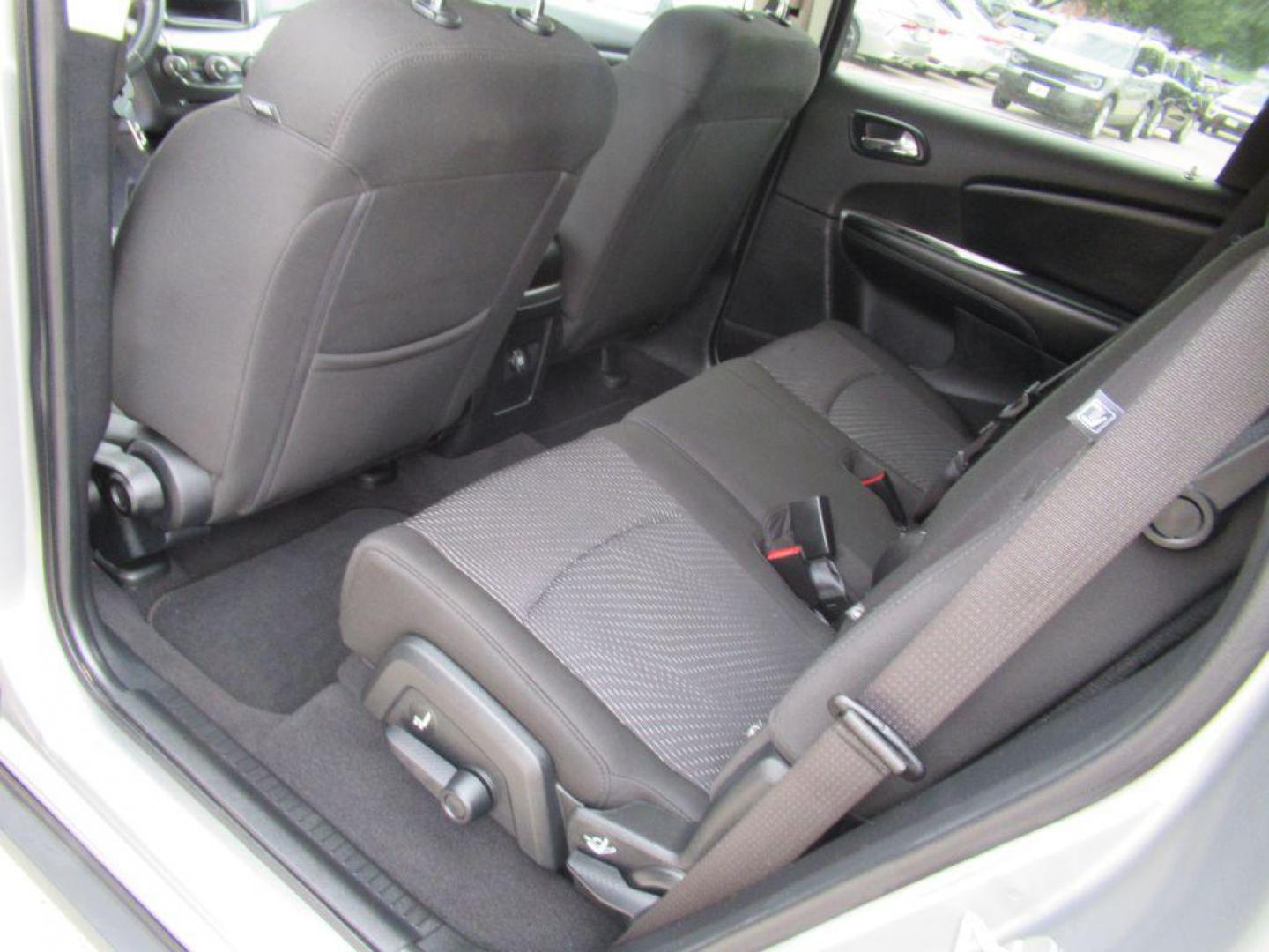 2019 SILVER DODGE JOURNEY SE (3C4PDCBB8KT) with an 2.4L engine, Automatic transmission, located at 908 SE 14th Street, Des Moines, IA, 50317, (515) 281-0330, 41.580303, -93.597046 - Photo#16
