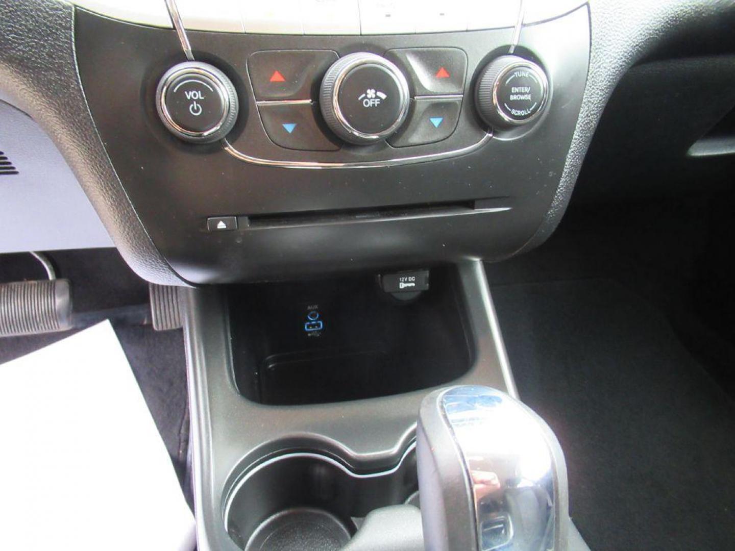 2019 SILVER DODGE JOURNEY SE (3C4PDCBB8KT) with an 2.4L engine, Automatic transmission, located at 908 SE 14th Street, Des Moines, IA, 50317, (515) 281-0330, 41.580303, -93.597046 - Photo#21