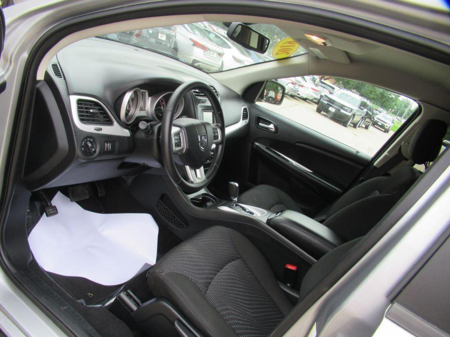 2019 SILVER DODGE JOURNEY SE (3C4PDCBB8KT) with an 2.4L engine, Automatic transmission, located at 908 SE 14th Street, Des Moines, IA, 50317, (515) 281-0330, 41.580303, -93.597046 - Photo#25