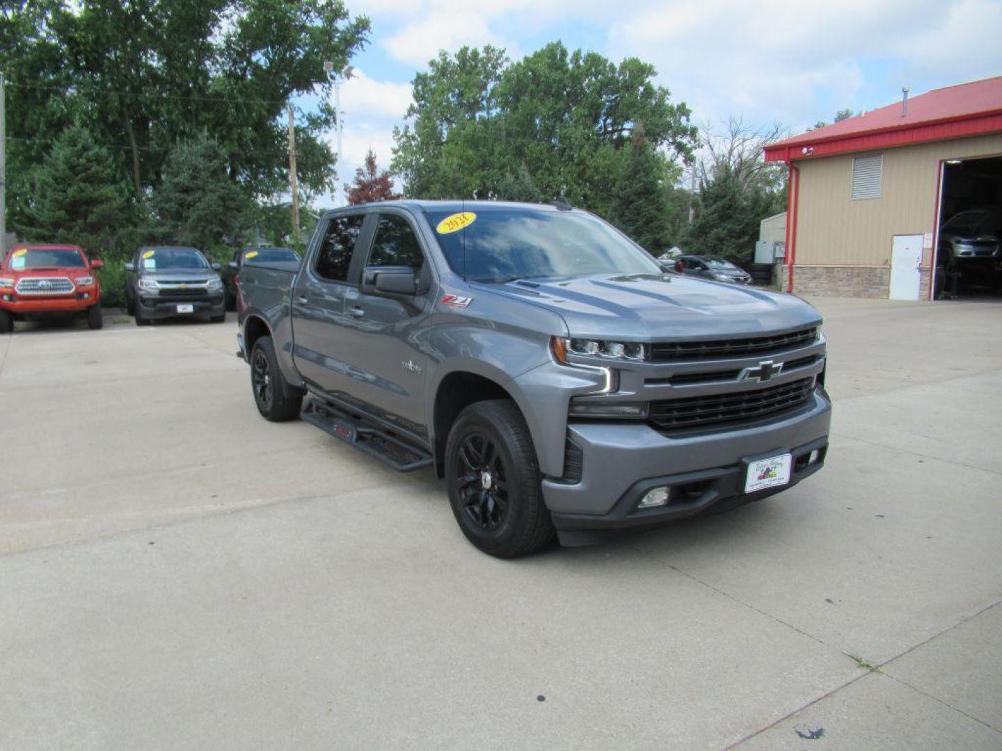 2021 GRAY CHEVROLET SILVERADO 1500 RST (3GCUYEET9MG) with an 3.0L engine, Automatic transmission, located at 908 SE 14th Street, Des Moines, IA, 50317, (515) 281-0330, 41.580303, -93.597046 - Photo#2