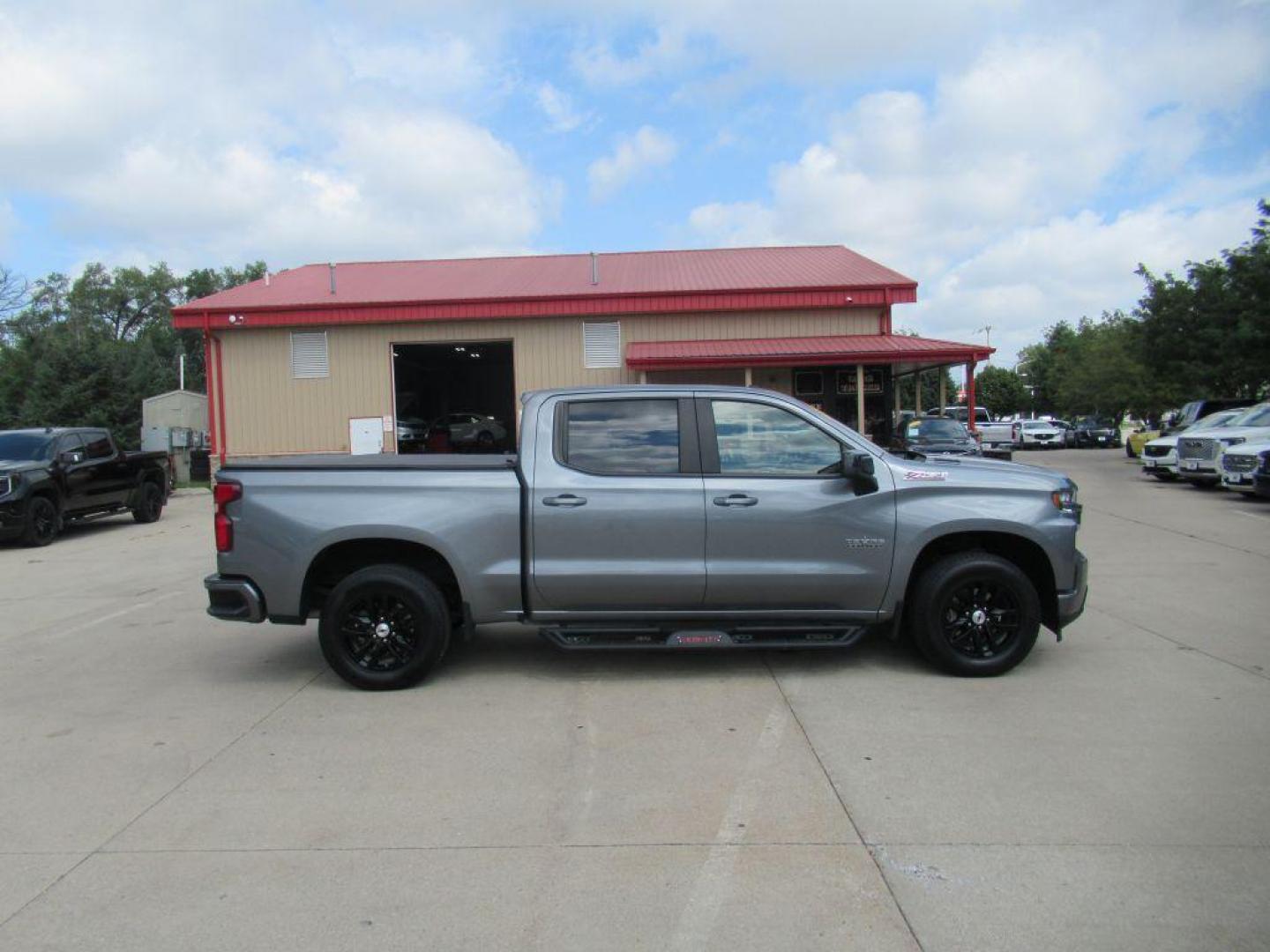 2021 GRAY CHEVROLET SILVERADO 1500 RST (3GCUYEET9MG) with an 3.0L engine, Automatic transmission, located at 908 SE 14th Street, Des Moines, IA, 50317, (515) 281-0330, 41.580303, -93.597046 - Photo#3