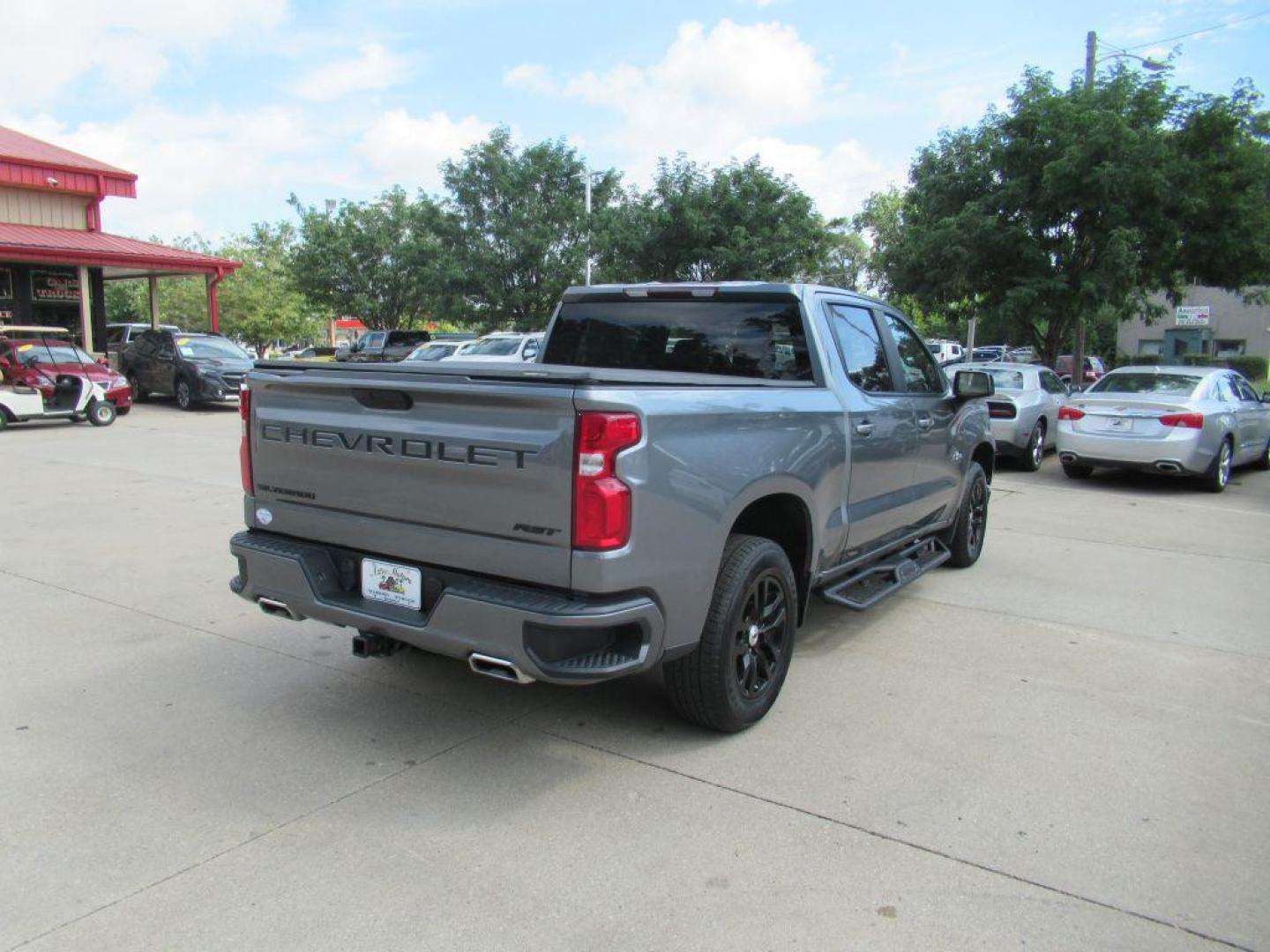 2021 GRAY CHEVROLET SILVERADO 1500 RST (3GCUYEET9MG) with an 3.0L engine, Automatic transmission, located at 908 SE 14th Street, Des Moines, IA, 50317, (515) 281-0330, 41.580303, -93.597046 - Photo#4