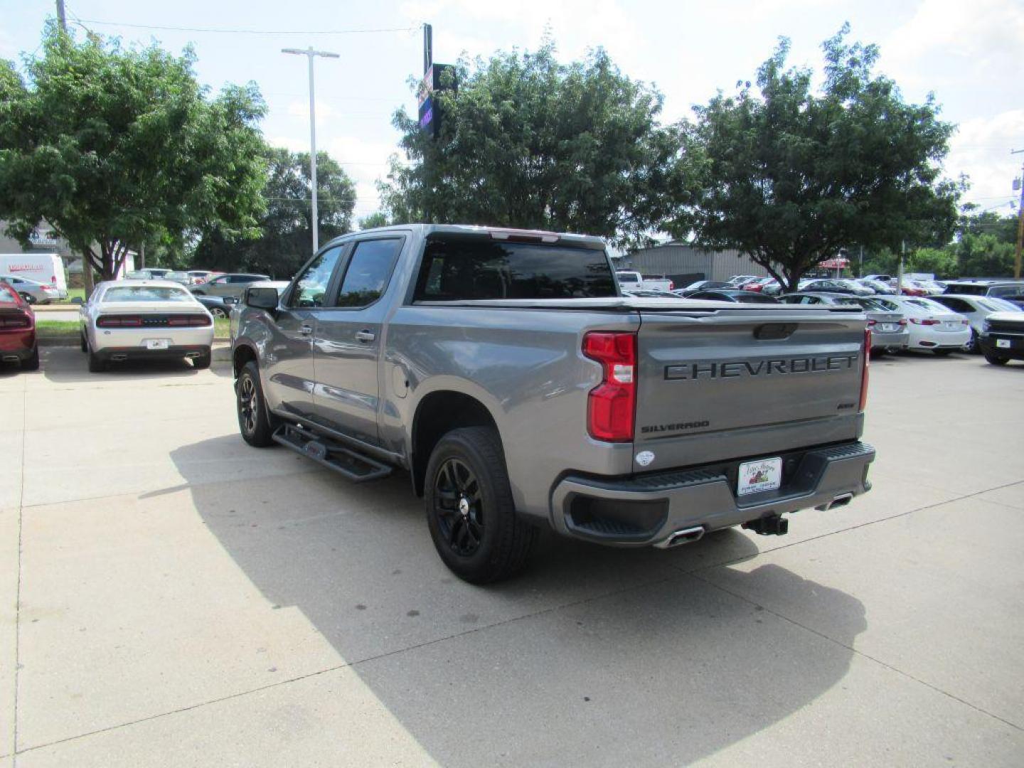 2021 GRAY CHEVROLET SILVERADO 1500 RST (3GCUYEET9MG) with an 3.0L engine, Automatic transmission, located at 908 SE 14th Street, Des Moines, IA, 50317, (515) 281-0330, 41.580303, -93.597046 - Photo#6