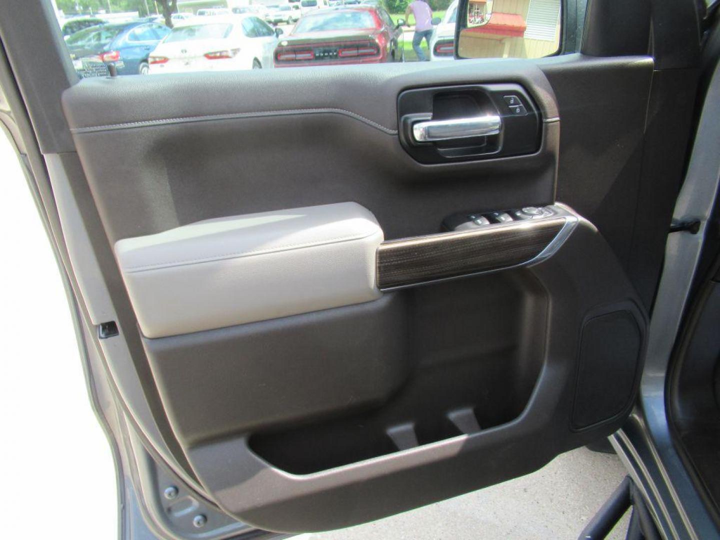 2021 GRAY CHEVROLET SILVERADO 1500 RST (3GCUYEET9MG) with an 3.0L engine, Automatic transmission, located at 908 SE 14th Street, Des Moines, IA, 50317, (515) 281-0330, 41.580303, -93.597046 - Photo#9