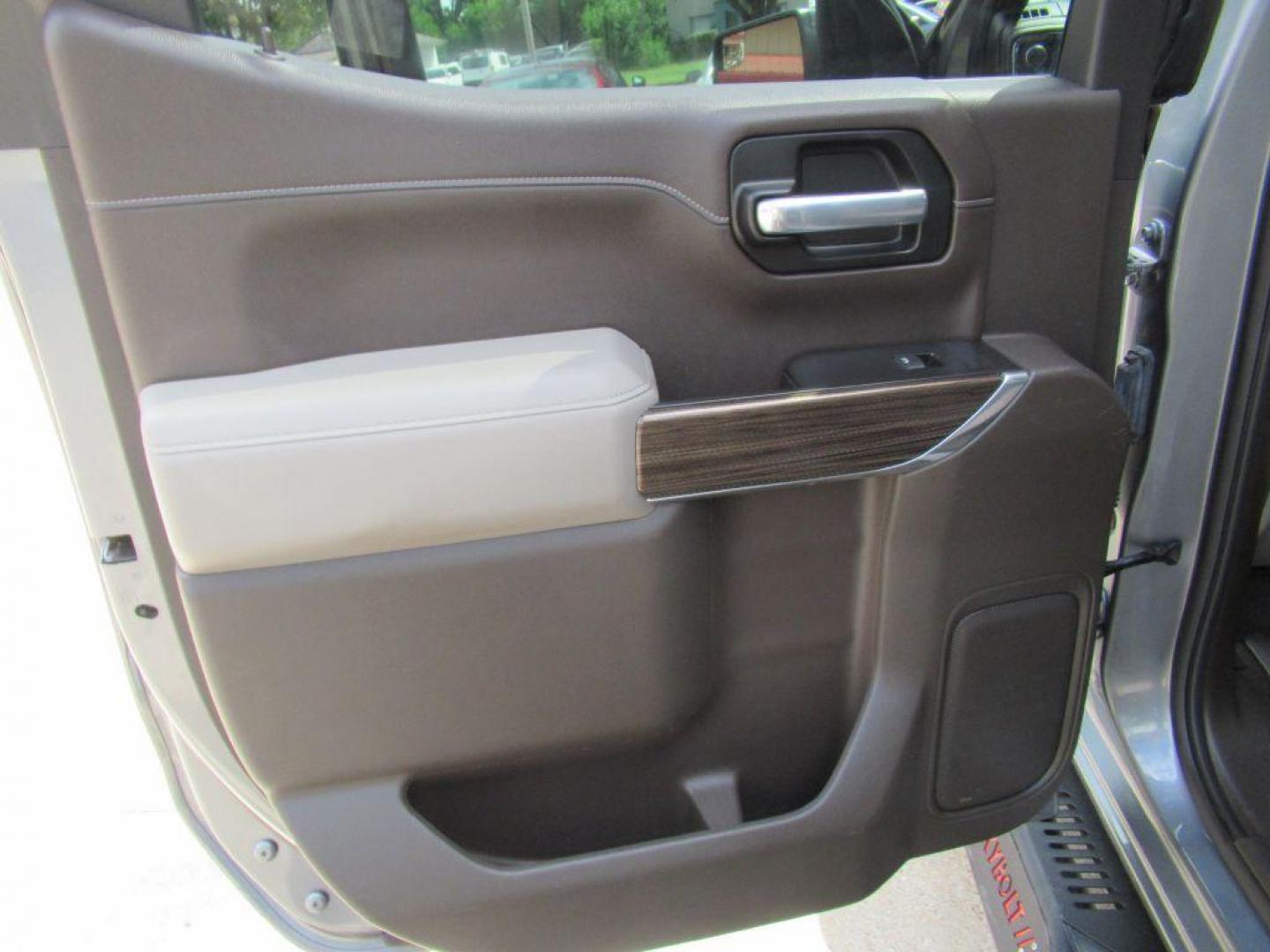 2021 GRAY CHEVROLET SILVERADO 1500 RST (3GCUYEET9MG) with an 3.0L engine, Automatic transmission, located at 908 SE 14th Street, Des Moines, IA, 50317, (515) 281-0330, 41.580303, -93.597046 - Photo#10