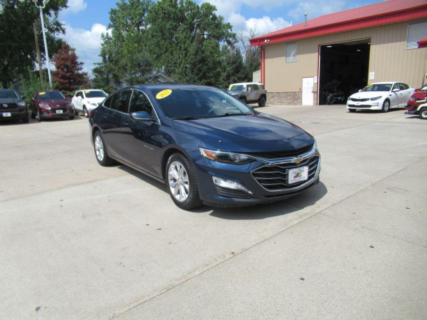 2022 BLUE CHEVROLET MALIBU LT (1G1ZD5ST9NF) with an 1.5L engine, Continuously Variable transmission, located at 908 SE 14th Street, Des Moines, IA, 50317, (515) 281-0330, 41.580303, -93.597046 - Photo#2