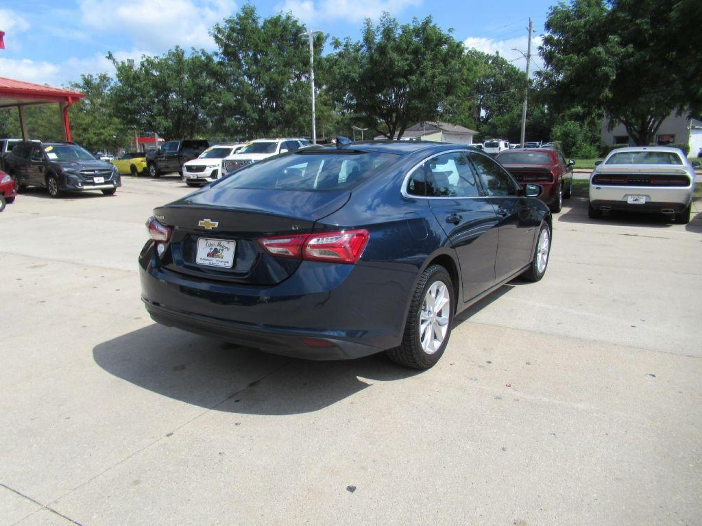 2022 BLUE CHEVROLET MALIBU LT (1G1ZD5ST9NF) with an 1.5L engine, Continuously Variable transmission, located at 908 SE 14th Street, Des Moines, IA, 50317, (515) 281-0330, 41.580303, -93.597046 - Photo#4