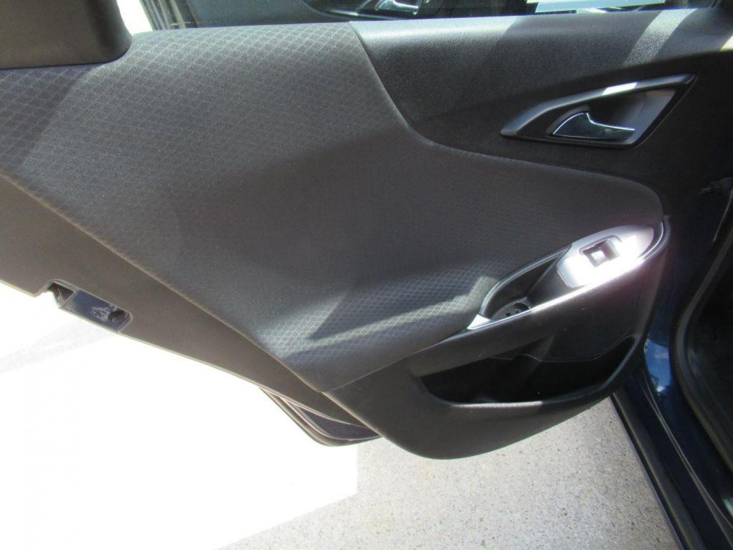 2022 BLUE CHEVROLET MALIBU LT (1G1ZD5ST9NF) with an 1.5L engine, Continuously Variable transmission, located at 908 SE 14th Street, Des Moines, IA, 50317, (515) 281-0330, 41.580303, -93.597046 - Photo#10