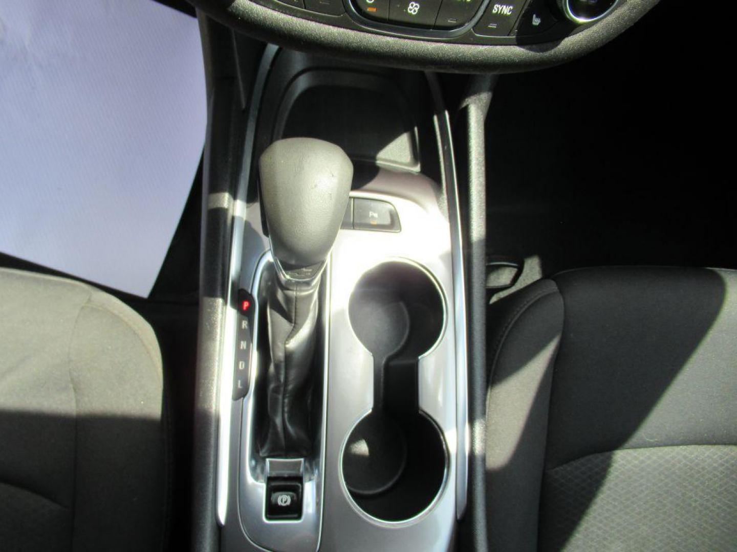 2022 BLUE CHEVROLET MALIBU LT (1G1ZD5ST9NF) with an 1.5L engine, Continuously Variable transmission, located at 908 SE 14th Street, Des Moines, IA, 50317, (515) 281-0330, 41.580303, -93.597046 - Photo#19