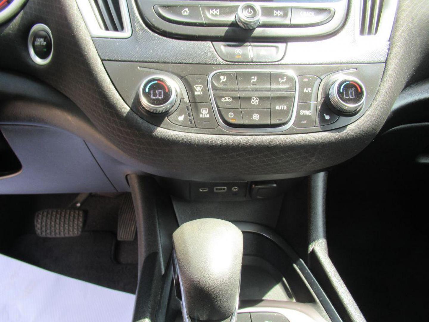 2022 BLUE CHEVROLET MALIBU LT (1G1ZD5ST9NF) with an 1.5L engine, Continuously Variable transmission, located at 908 SE 14th Street, Des Moines, IA, 50317, (515) 281-0330, 41.580303, -93.597046 - Photo#20