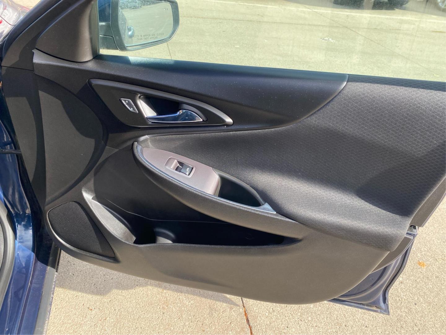 2022 BLUE CHEVROLET MALIBU LT (1G1ZD5ST9NF) with an 1.5L engine, Continuously Variable transmission, located at 908 SE 14th Street, Des Moines, IA, 50317, (515) 281-0330, 41.580303, -93.597046 - Photo#19