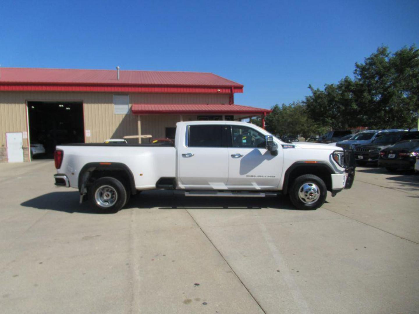 2022 WHITE GMC SIERRA 3500 DENALI (1GT49WEY1NF) with an 6.6L engine, Automatic transmission, located at 908 SE 14th Street, Des Moines, IA, 50317, (515) 281-0330, 41.580303, -93.597046 - Photo#3