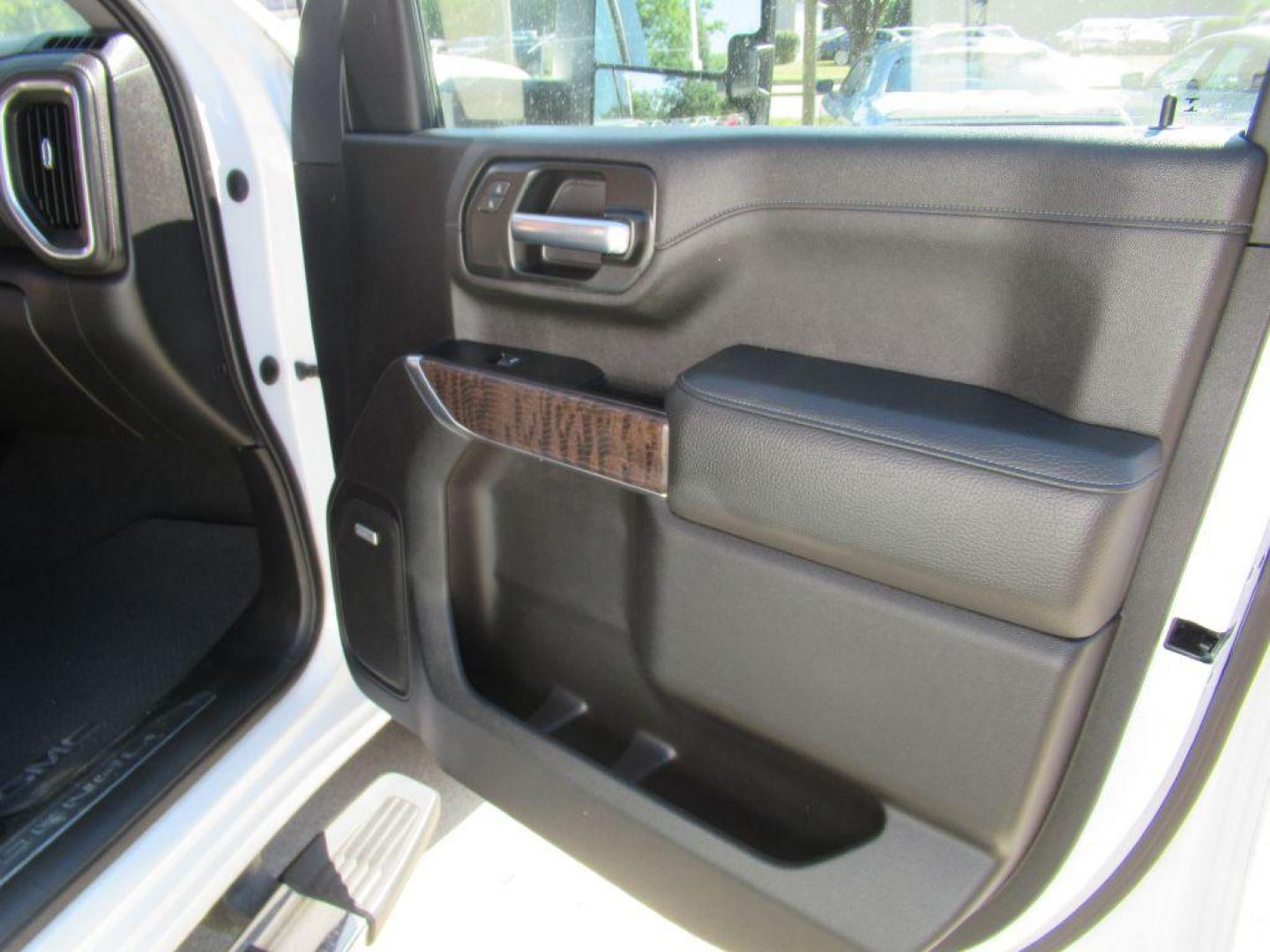 2022 WHITE GMC SIERRA 3500 DENALI (1GT49WEY1NF) with an 6.6L engine, Automatic transmission, located at 908 SE 14th Street, Des Moines, IA, 50317, (515) 281-0330, 41.580303, -93.597046 - Photo#12