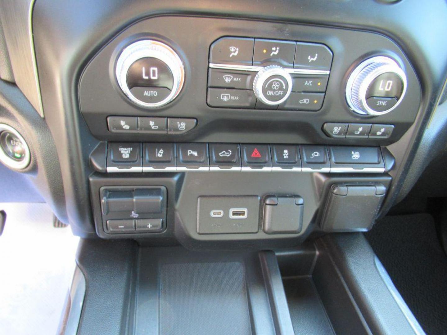 2022 WHITE GMC SIERRA 3500 DENALI (1GT49WEY1NF) with an 6.6L engine, Automatic transmission, located at 908 SE 14th Street, Des Moines, IA, 50317, (515) 281-0330, 41.580303, -93.597046 - Photo#20