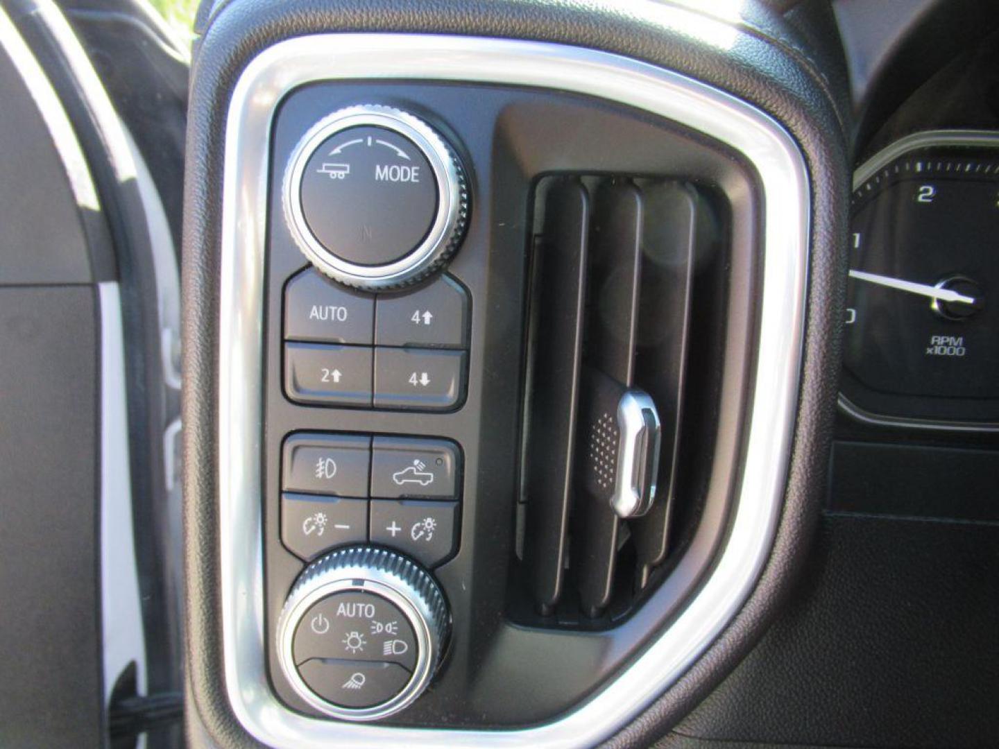 2022 WHITE GMC SIERRA 3500 DENALI (1GT49WEY1NF) with an 6.6L engine, Automatic transmission, located at 908 SE 14th Street, Des Moines, IA, 50317, (515) 281-0330, 41.580303, -93.597046 - Photo#24