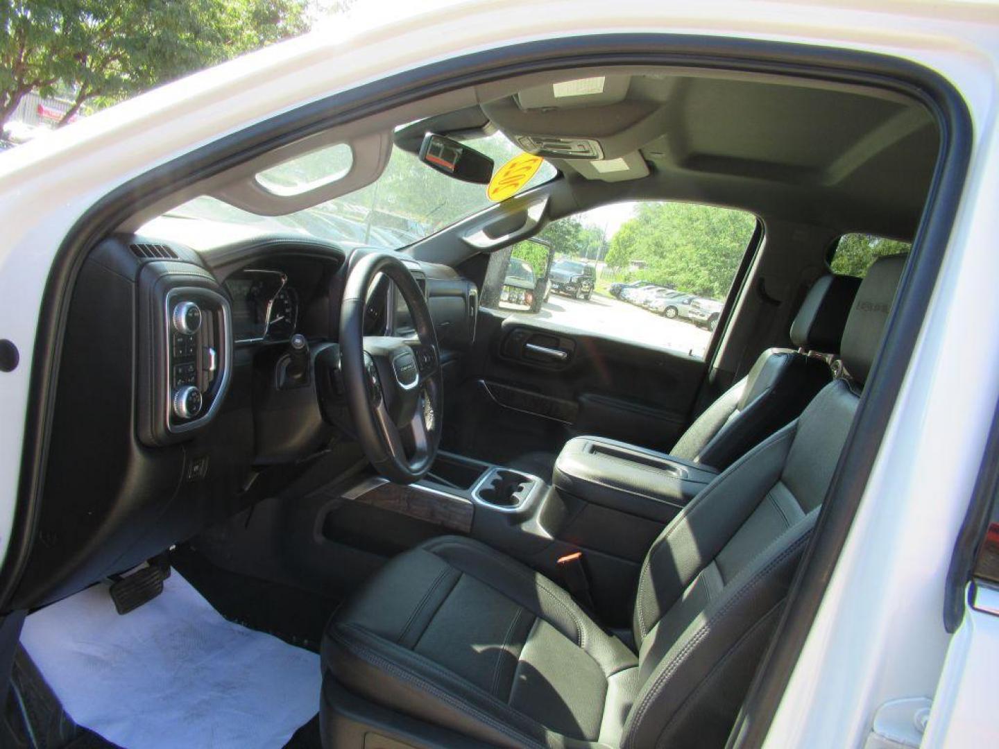 2022 WHITE GMC SIERRA 3500 DENALI (1GT49WEY1NF) with an 6.6L engine, Automatic transmission, located at 908 SE 14th Street, Des Moines, IA, 50317, (515) 281-0330, 41.580303, -93.597046 - Photo#25