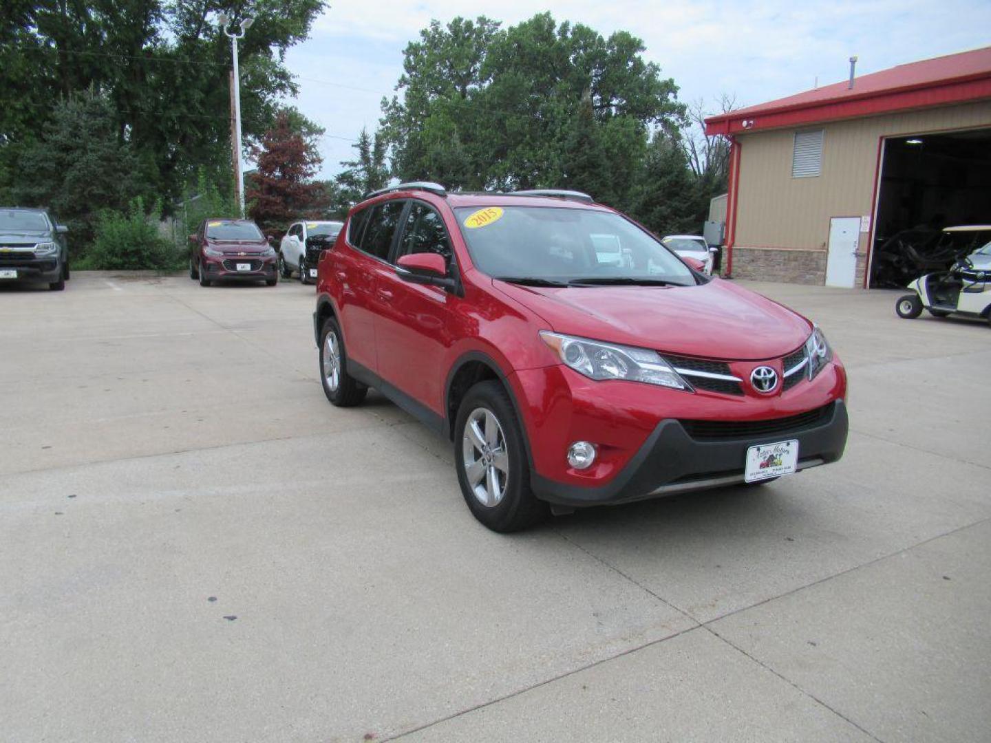 2015 RED TOYOTA RAV4 XLE (2T3RFREV5FW) with an 2.5L engine, Automatic transmission, located at 908 SE 14th Street, Des Moines, IA, 50317, (515) 281-0330, 41.580303, -93.597046 - Photo#2
