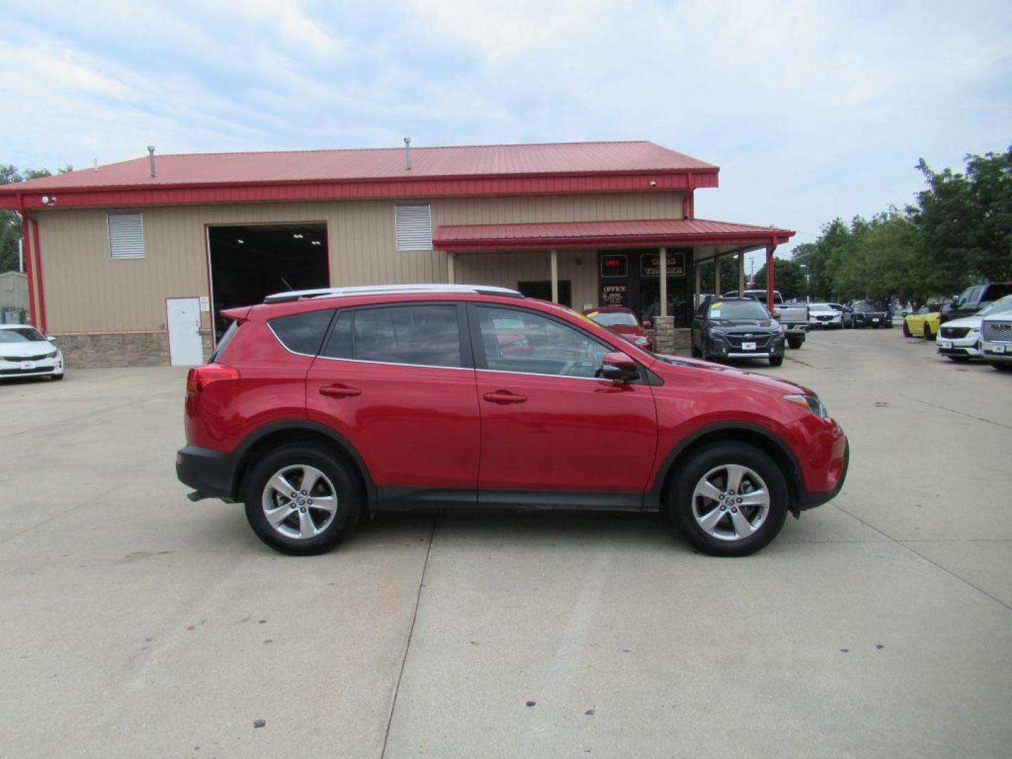 2015 RED TOYOTA RAV4 XLE (2T3RFREV5FW) with an 2.5L engine, Automatic transmission, located at 908 SE 14th Street, Des Moines, IA, 50317, (515) 281-0330, 41.580303, -93.597046 - Photo#3
