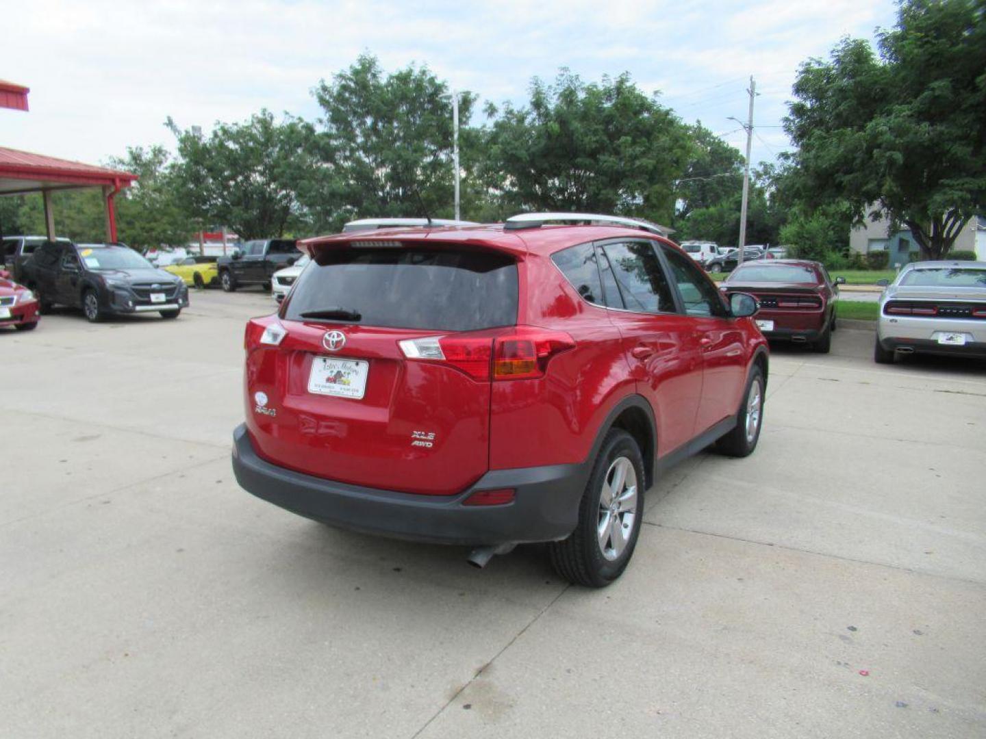 2015 RED TOYOTA RAV4 XLE (2T3RFREV5FW) with an 2.5L engine, Automatic transmission, located at 908 SE 14th Street, Des Moines, IA, 50317, (515) 281-0330, 41.580303, -93.597046 - Photo#4
