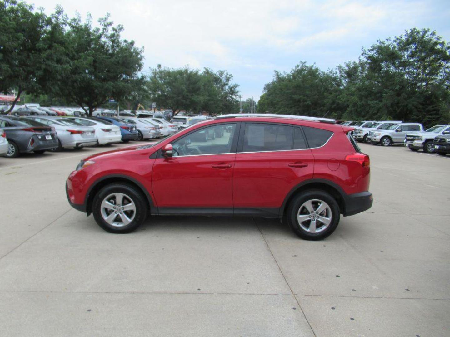 2015 RED TOYOTA RAV4 XLE (2T3RFREV5FW) with an 2.5L engine, Automatic transmission, located at 908 SE 14th Street, Des Moines, IA, 50317, (515) 281-0330, 41.580303, -93.597046 - Photo#7