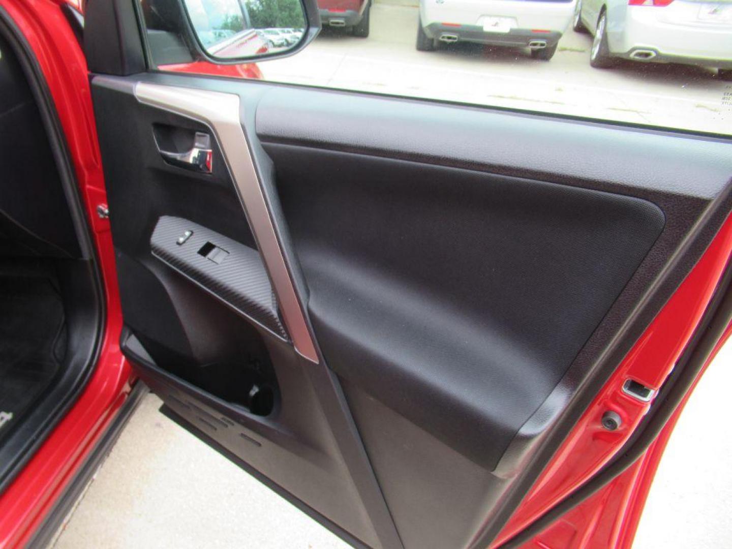 2015 RED TOYOTA RAV4 XLE (2T3RFREV5FW) with an 2.5L engine, Automatic transmission, located at 908 SE 14th Street, Des Moines, IA, 50317, (515) 281-0330, 41.580303, -93.597046 - Photo#12