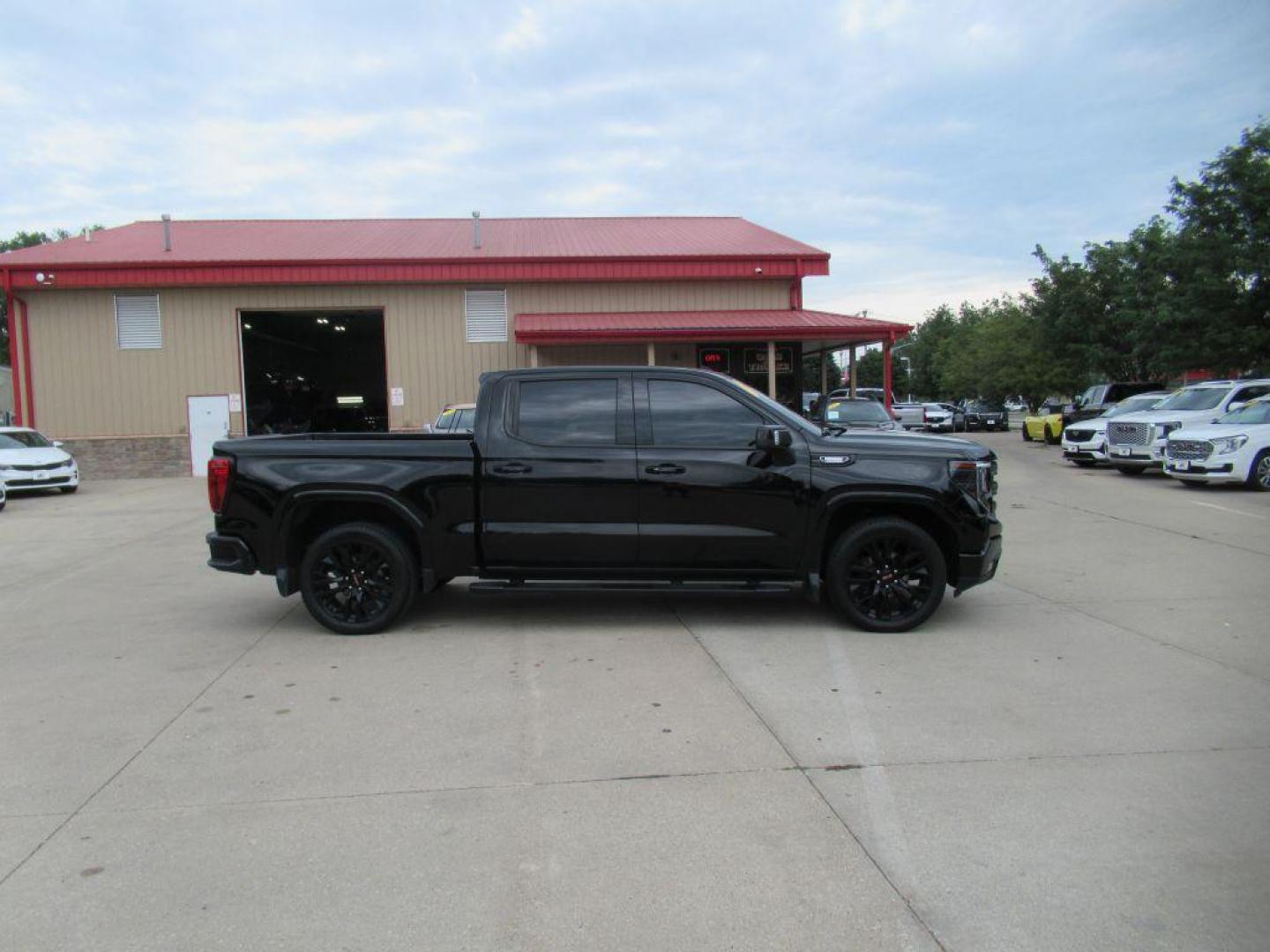 2022 BLACK GMC SIERRA 1500 ELEVATION (3GTUUCET8NG) with an 3.0L engine, Automatic transmission, located at 908 SE 14th Street, Des Moines, IA, 50317, (515) 281-0330, 41.580303, -93.597046 - Photo#3