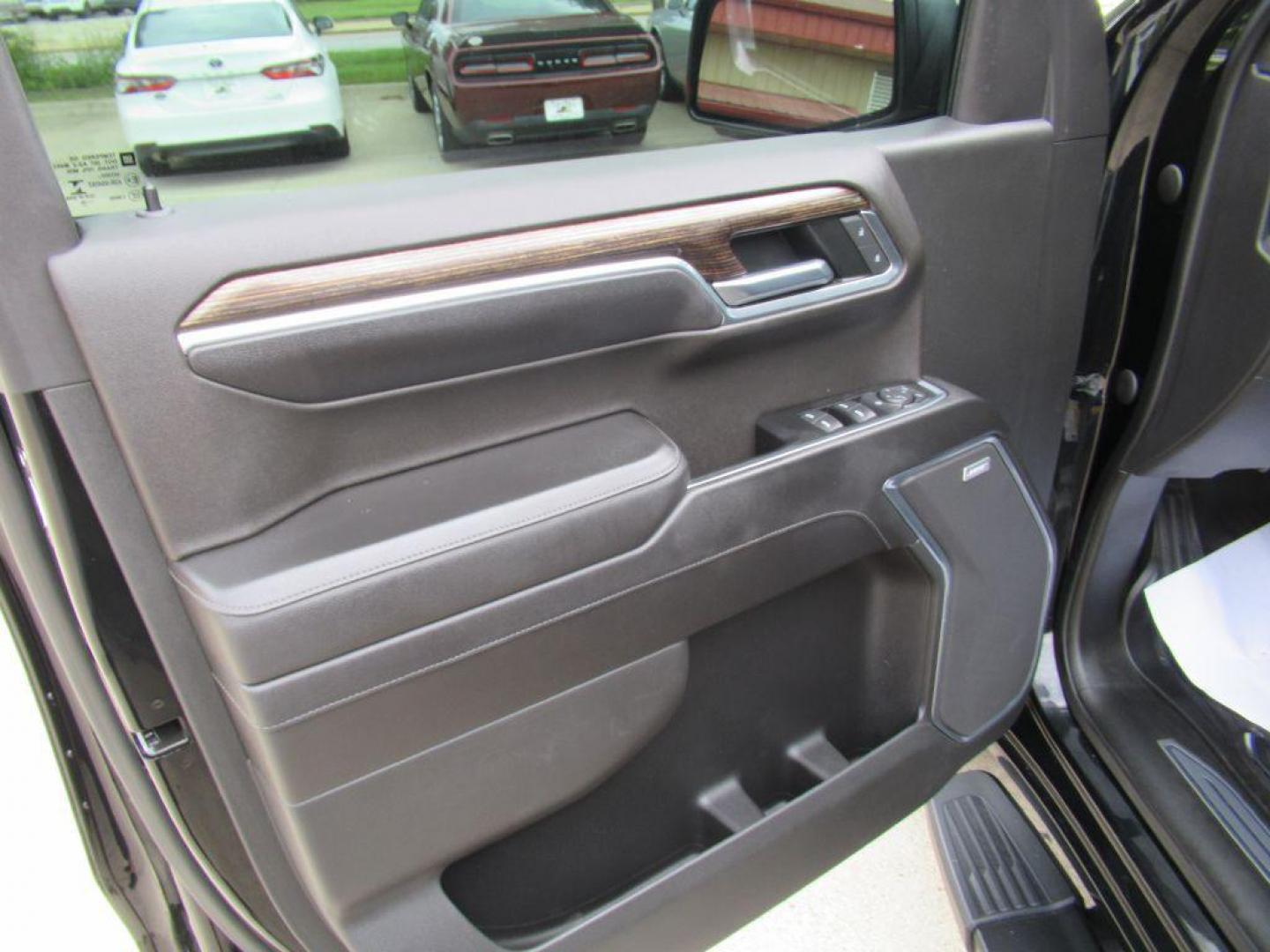2022 BLACK GMC SIERRA 1500 ELEVATION (3GTUUCET8NG) with an 3.0L engine, Automatic transmission, located at 908 SE 14th Street, Des Moines, IA, 50317, (515) 281-0330, 41.580303, -93.597046 - Photo#9