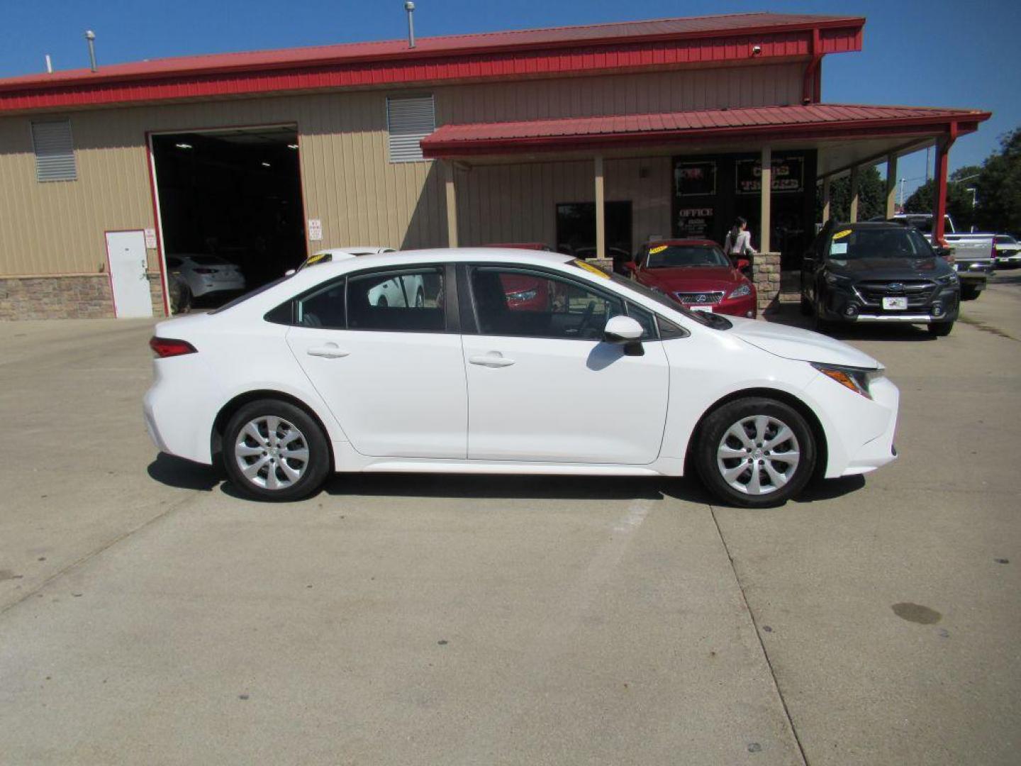 2020 WHITE TOYOTA COROLLA LE (5YFEPRAE8LP) with an 1.8L engine, Continuously Variable transmission, located at 908 SE 14th Street, Des Moines, IA, 50317, (515) 281-0330, 41.580303, -93.597046 - Photo#3