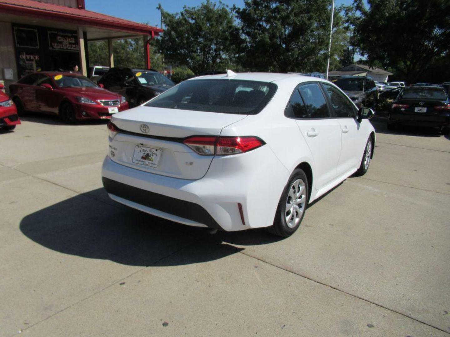 2020 WHITE TOYOTA COROLLA LE (5YFEPRAE8LP) with an 1.8L engine, Continuously Variable transmission, located at 908 SE 14th Street, Des Moines, IA, 50317, (515) 281-0330, 41.580303, -93.597046 - Photo#4