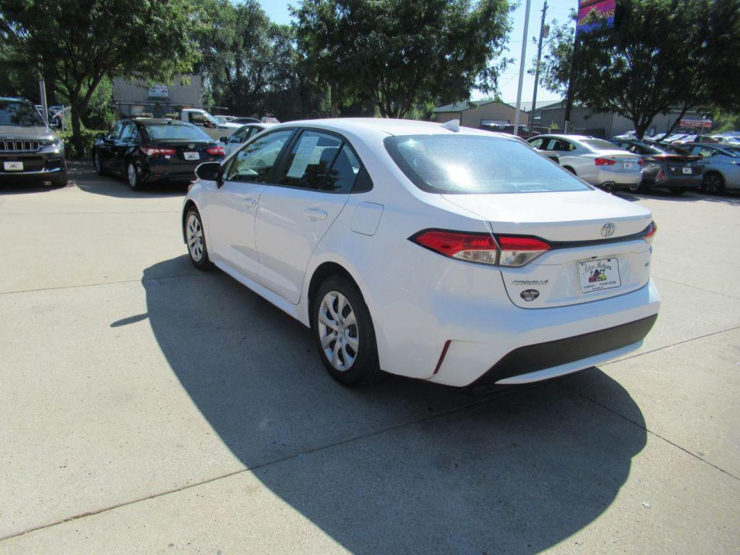 2020 WHITE TOYOTA COROLLA LE (5YFEPRAE8LP) with an 1.8L engine, Continuously Variable transmission, located at 908 SE 14th Street, Des Moines, IA, 50317, (515) 281-0330, 41.580303, -93.597046 - Photo#6