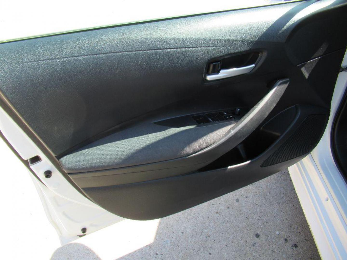 2020 WHITE TOYOTA COROLLA LE (5YFEPRAE8LP) with an 1.8L engine, Continuously Variable transmission, located at 908 SE 14th Street, Des Moines, IA, 50317, (515) 281-0330, 41.580303, -93.597046 - Photo#9