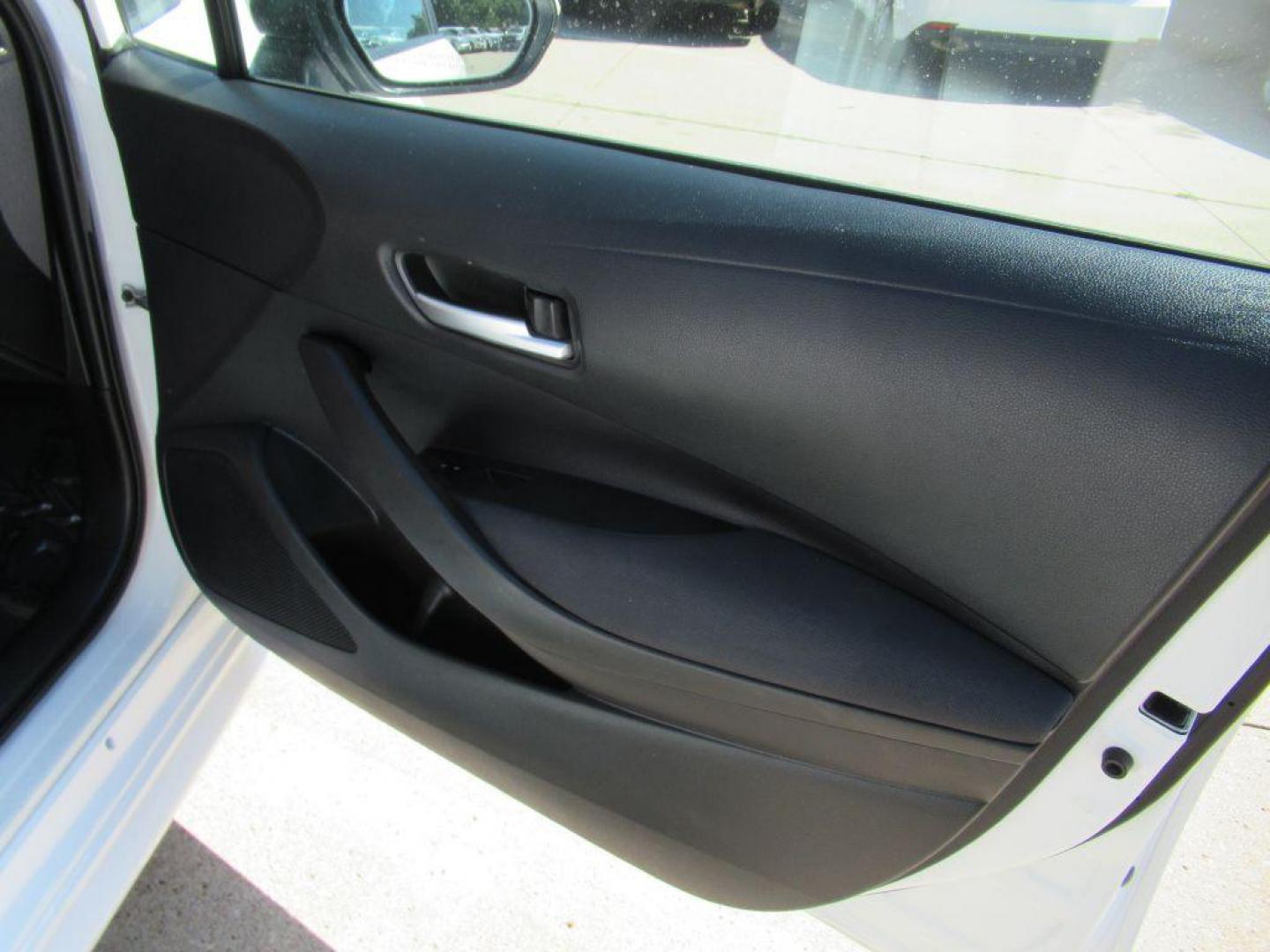 2020 WHITE TOYOTA COROLLA LE (5YFEPRAE8LP) with an 1.8L engine, Continuously Variable transmission, located at 908 SE 14th Street, Des Moines, IA, 50317, (515) 281-0330, 41.580303, -93.597046 - Photo#12