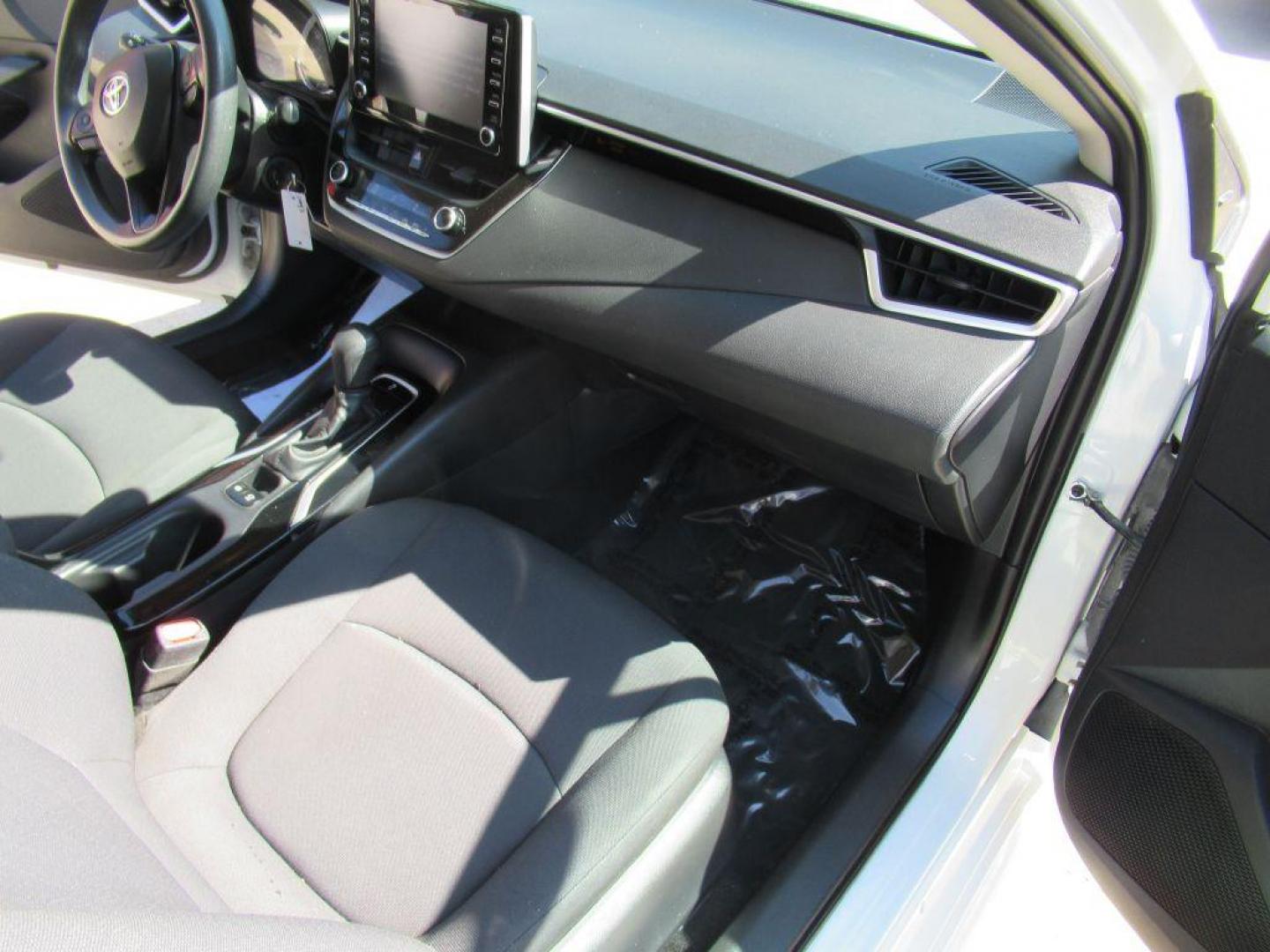 2020 WHITE TOYOTA COROLLA LE (5YFEPRAE8LP) with an 1.8L engine, Continuously Variable transmission, located at 908 SE 14th Street, Des Moines, IA, 50317, (515) 281-0330, 41.580303, -93.597046 - Photo#13