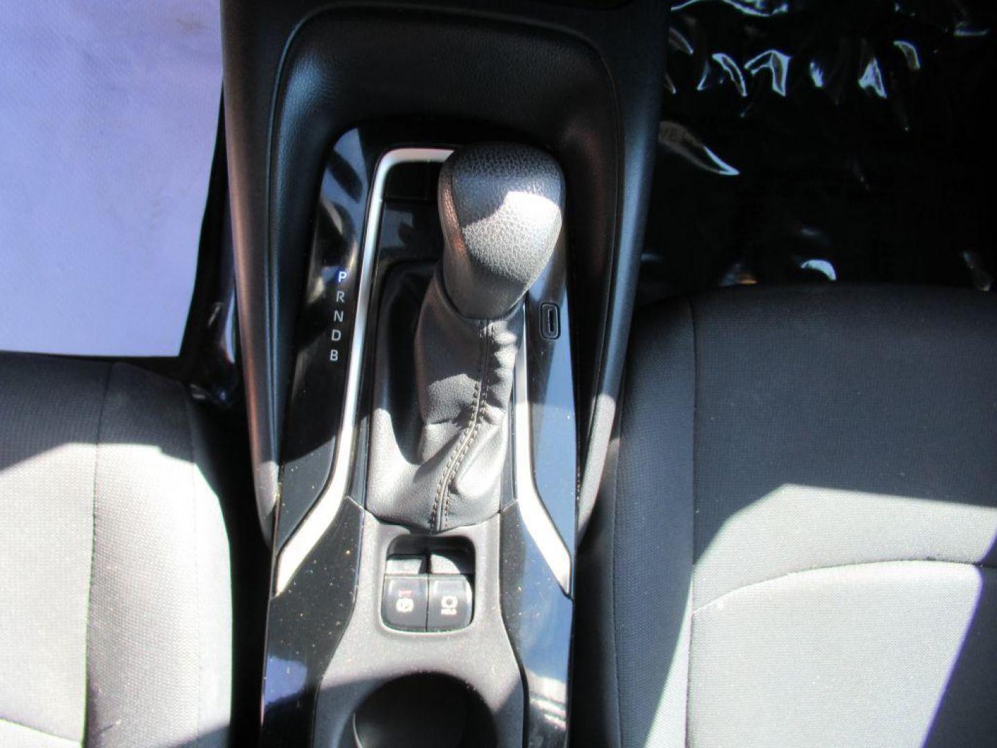 2020 WHITE TOYOTA COROLLA LE (5YFEPRAE8LP) with an 1.8L engine, Continuously Variable transmission, located at 908 SE 14th Street, Des Moines, IA, 50317, (515) 281-0330, 41.580303, -93.597046 - Photo#19
